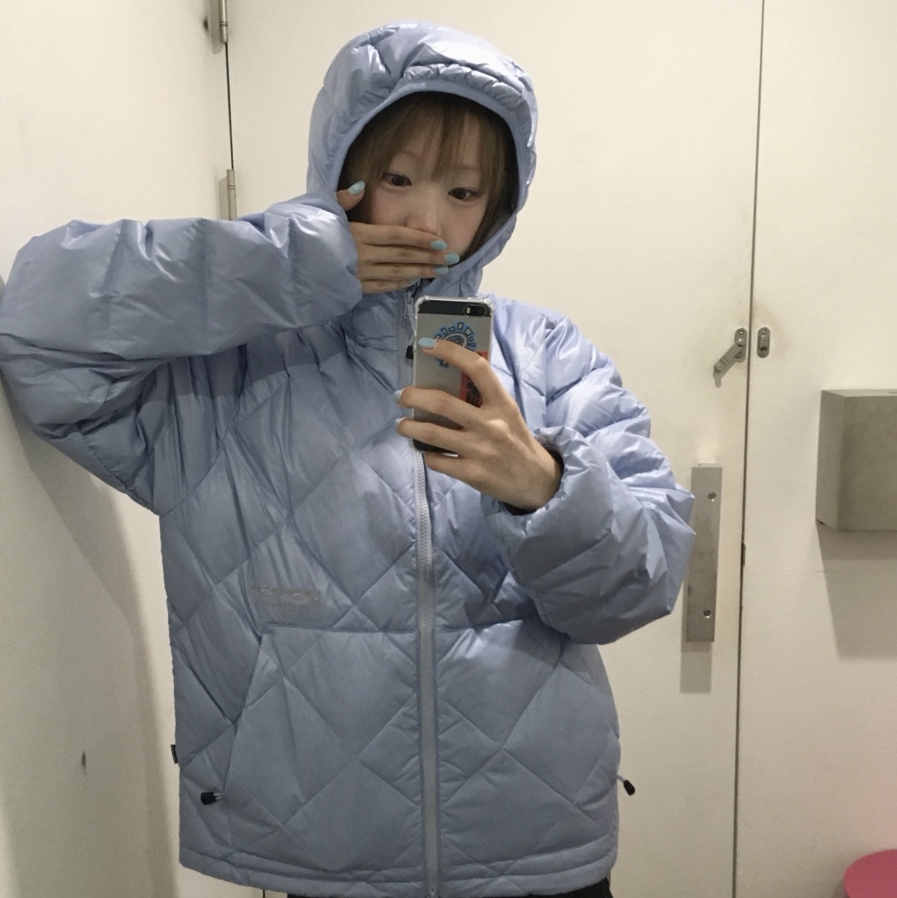YESEYESEE Wafer Goose Down Jacket Misty Blue, YESEYESEE Staff Trek Pants Black 착용 스타일 - 4