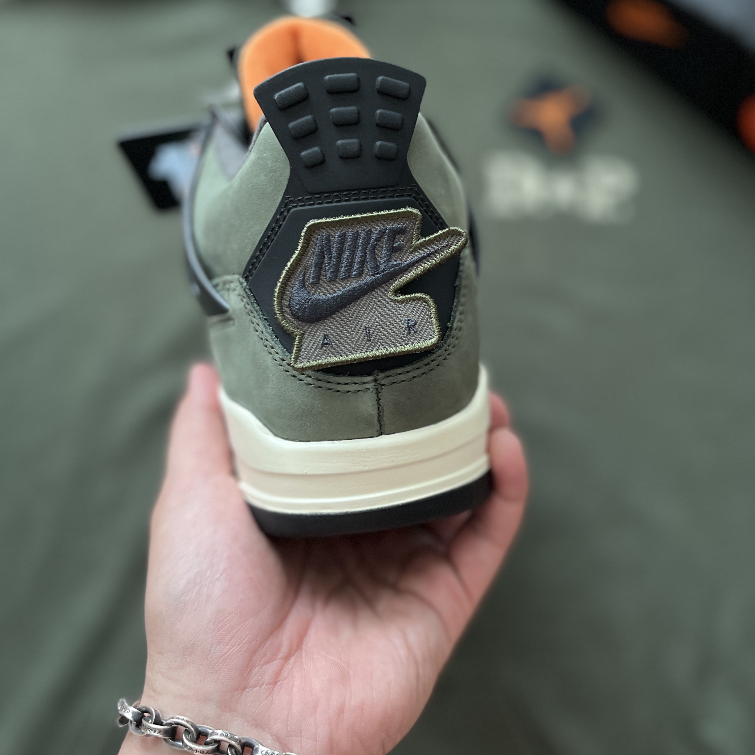 Jordan 4 x Undefeated Retro OG SP Deep Green and Clementine, IAB Studio x D.P. Zip-Up Hoodie Dark Green 착용 스타일 - 2