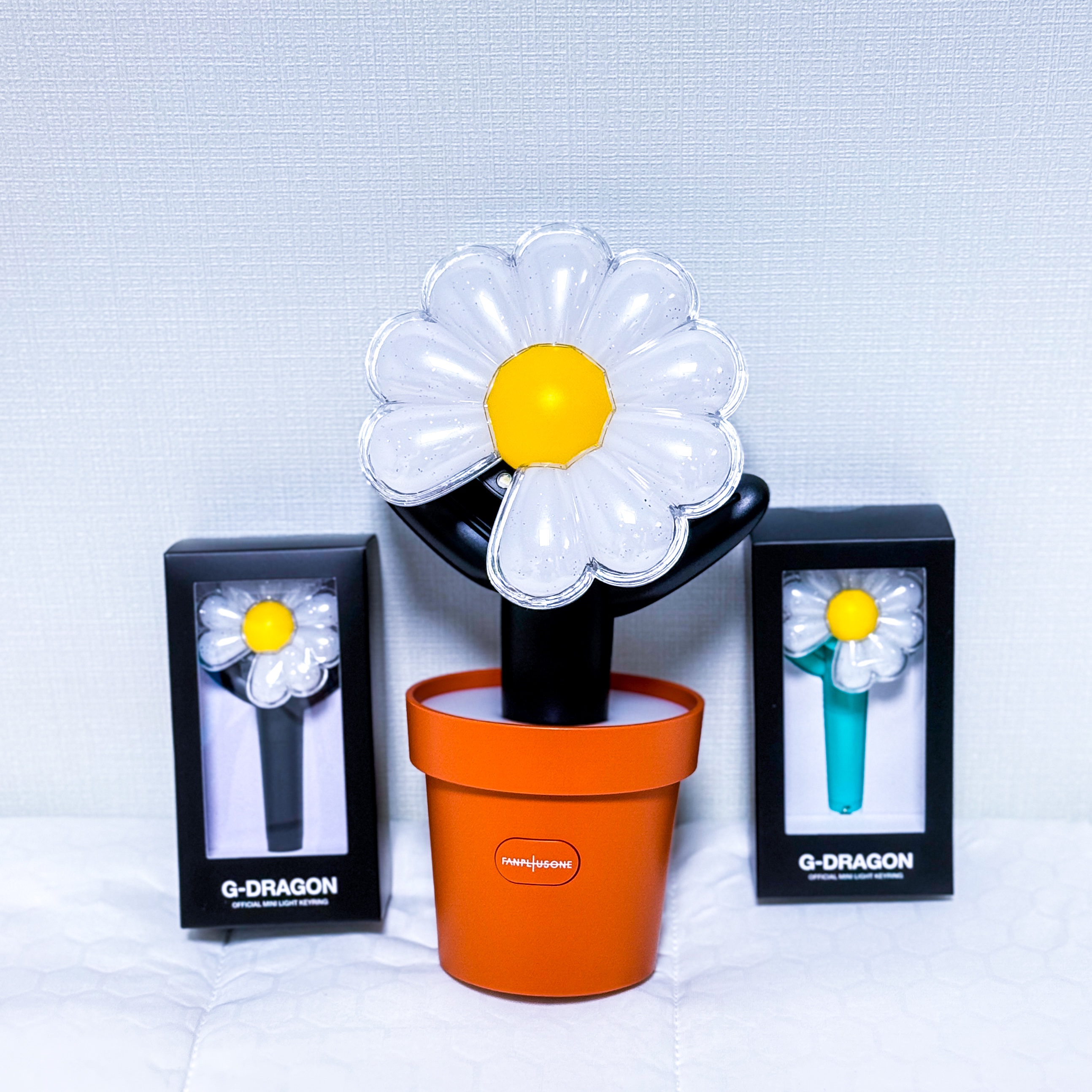 G-DRAGON Ubermensch Official Light Stick, G-DRAGON Ubermensch Official Light Stick Cradle 착용 스타일