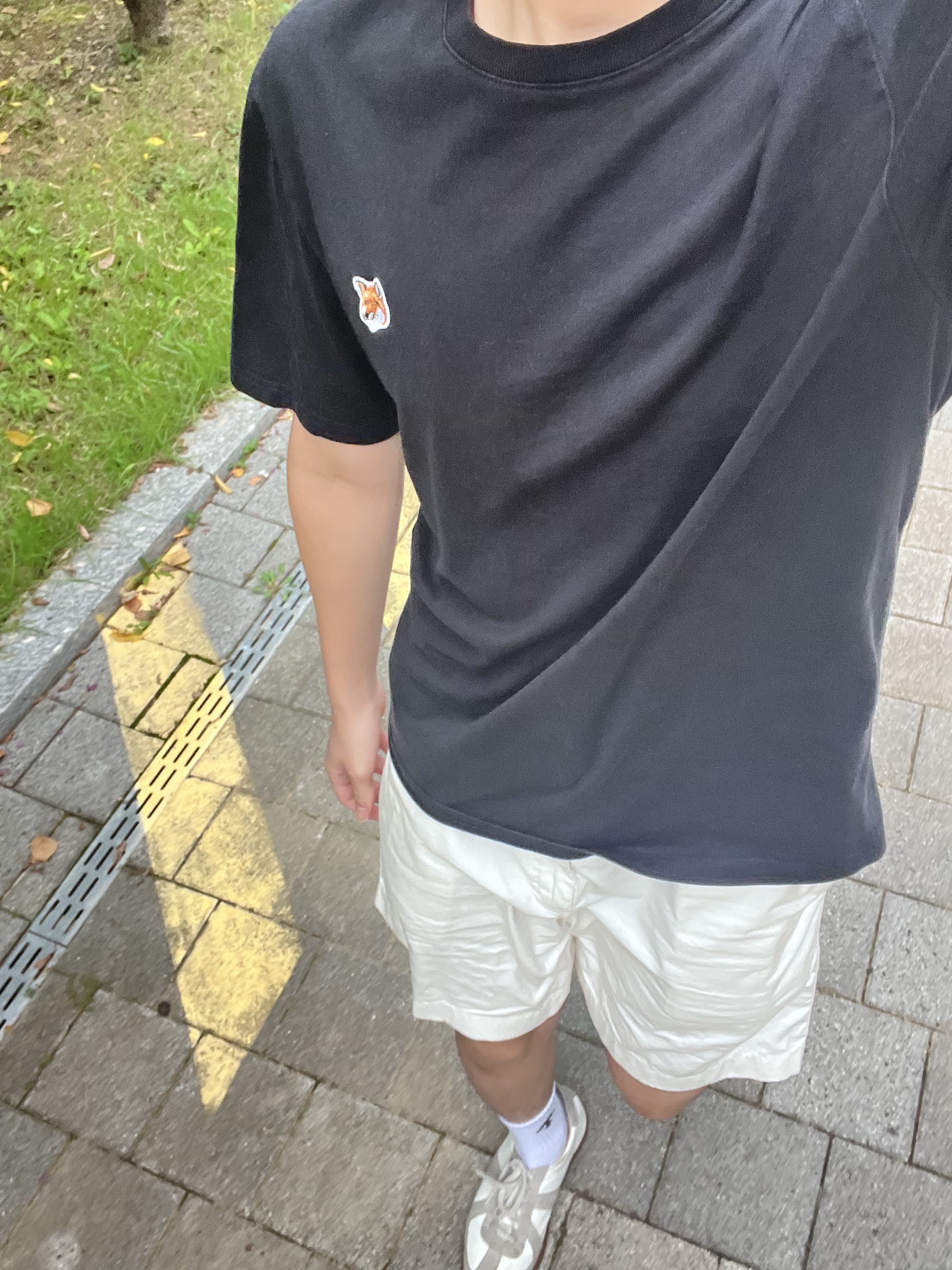 Maison Margiela Calfskin Replica Sneakers, Maison Kitsune Fox Head Patch Regular T-Shirt Black 착용 스타일