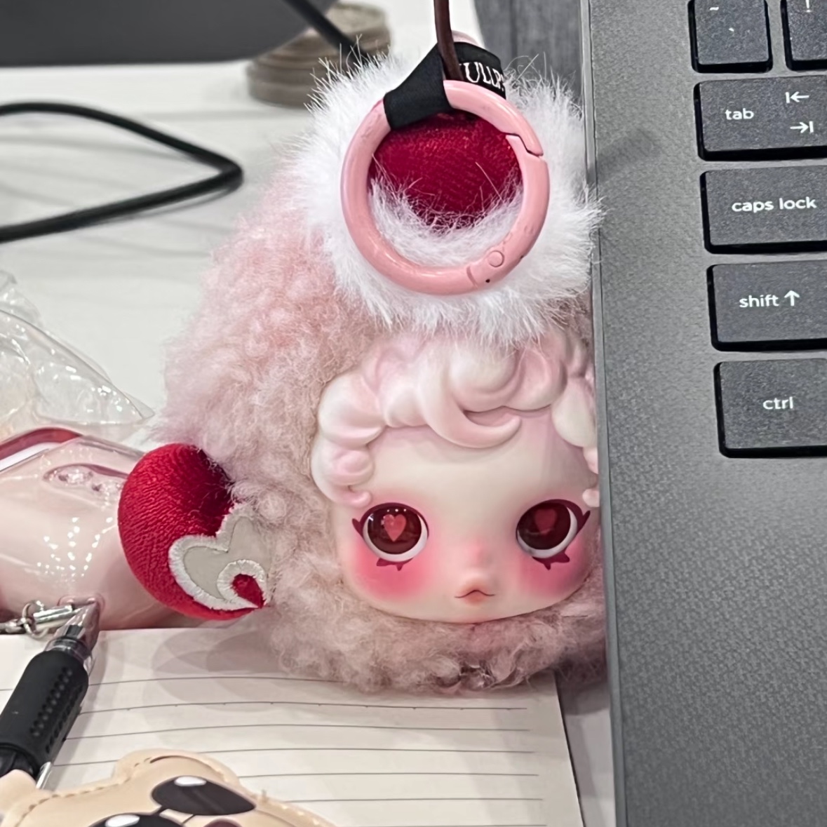 Pop Mart Skullpanda You Found Me！Series Earphone Bag Moldy Muffin 착용 스타일