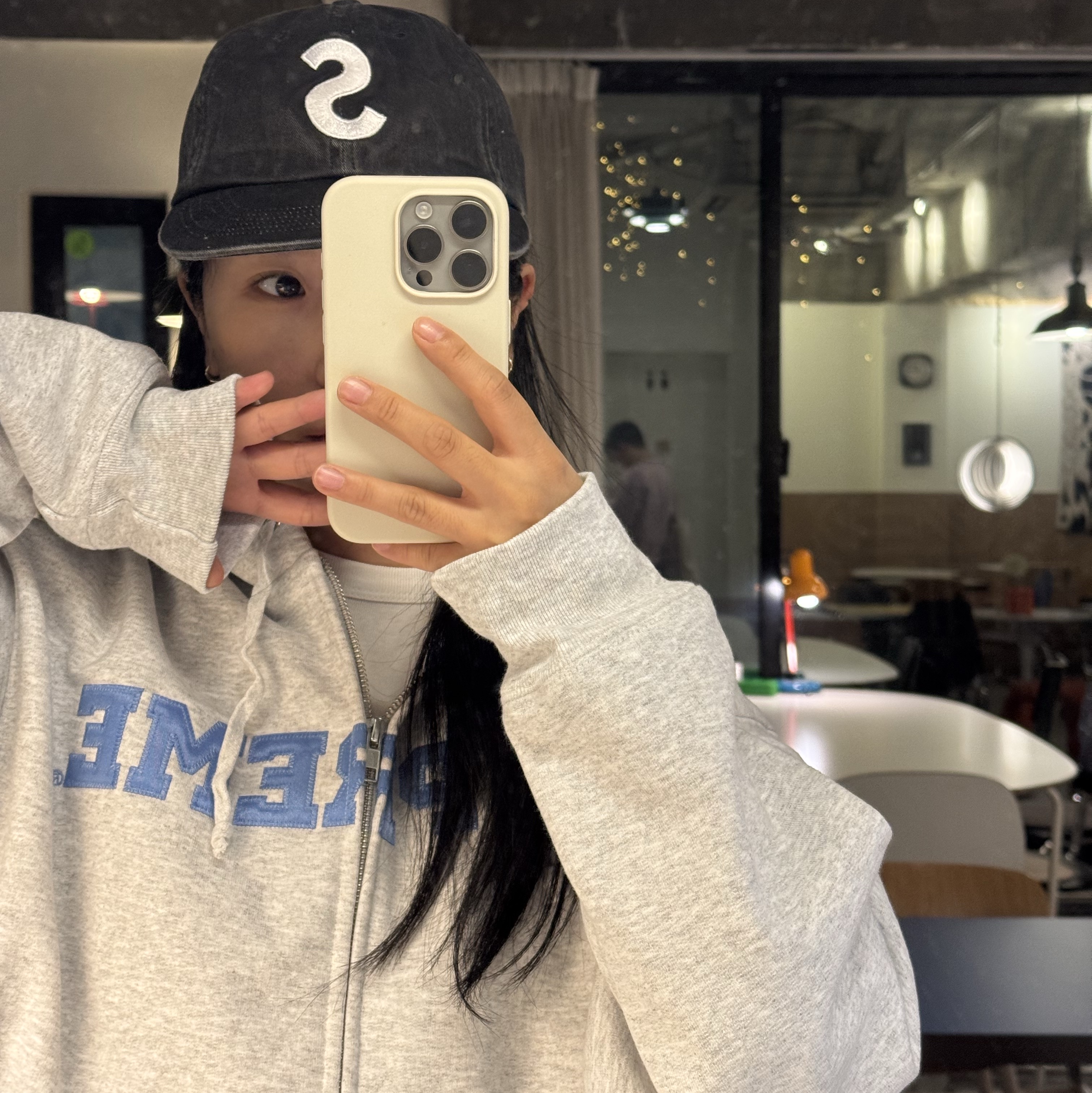 Supreme Collegiate Applique Zip Up Hooded Sweatshirt Ash Grey - 25FW, Supreme Pigment Print S Logo 6-Panel Black - 23FW 착용 스타일 - 1