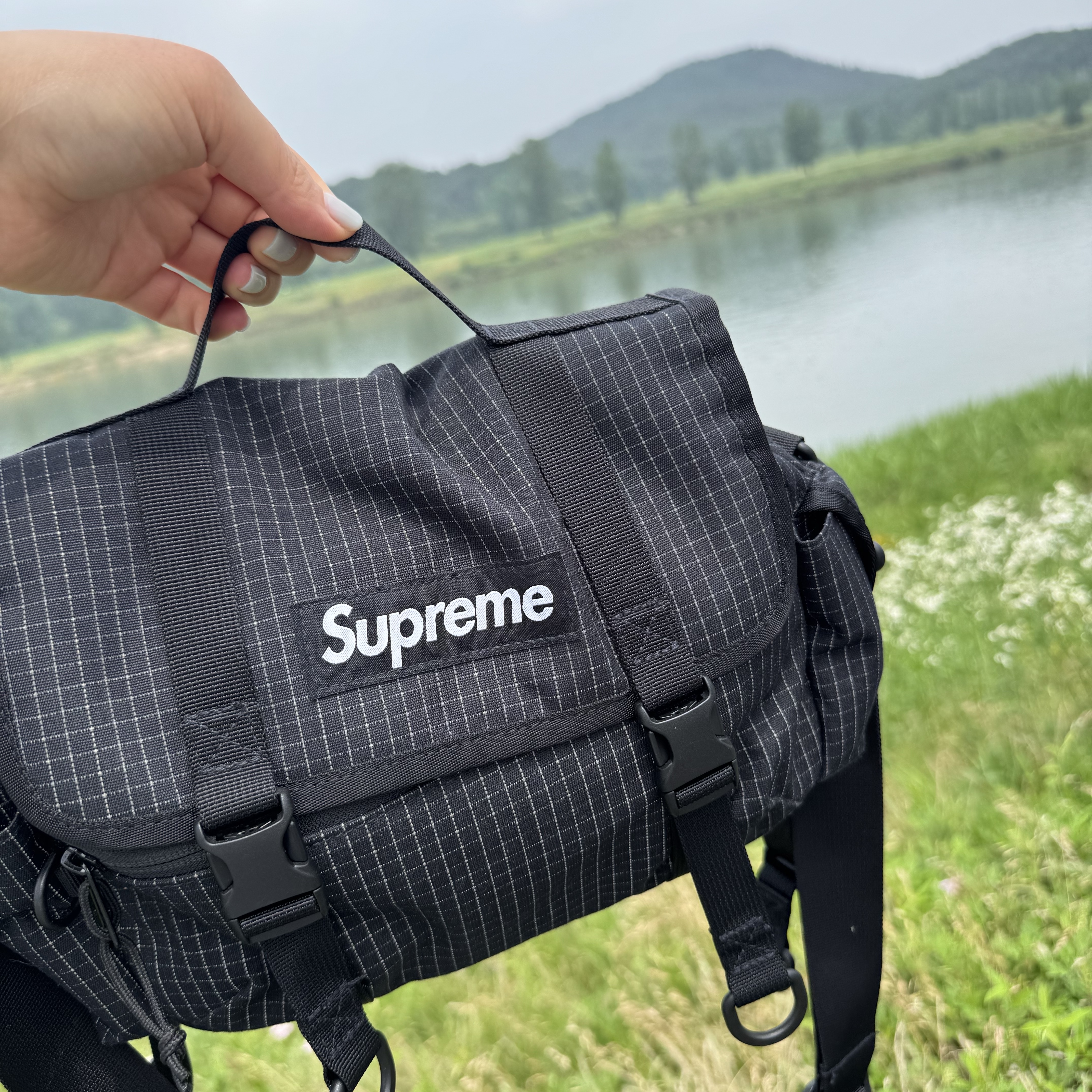 Supreme Mini Duffle Bag Black - 24SS 착용 스타일