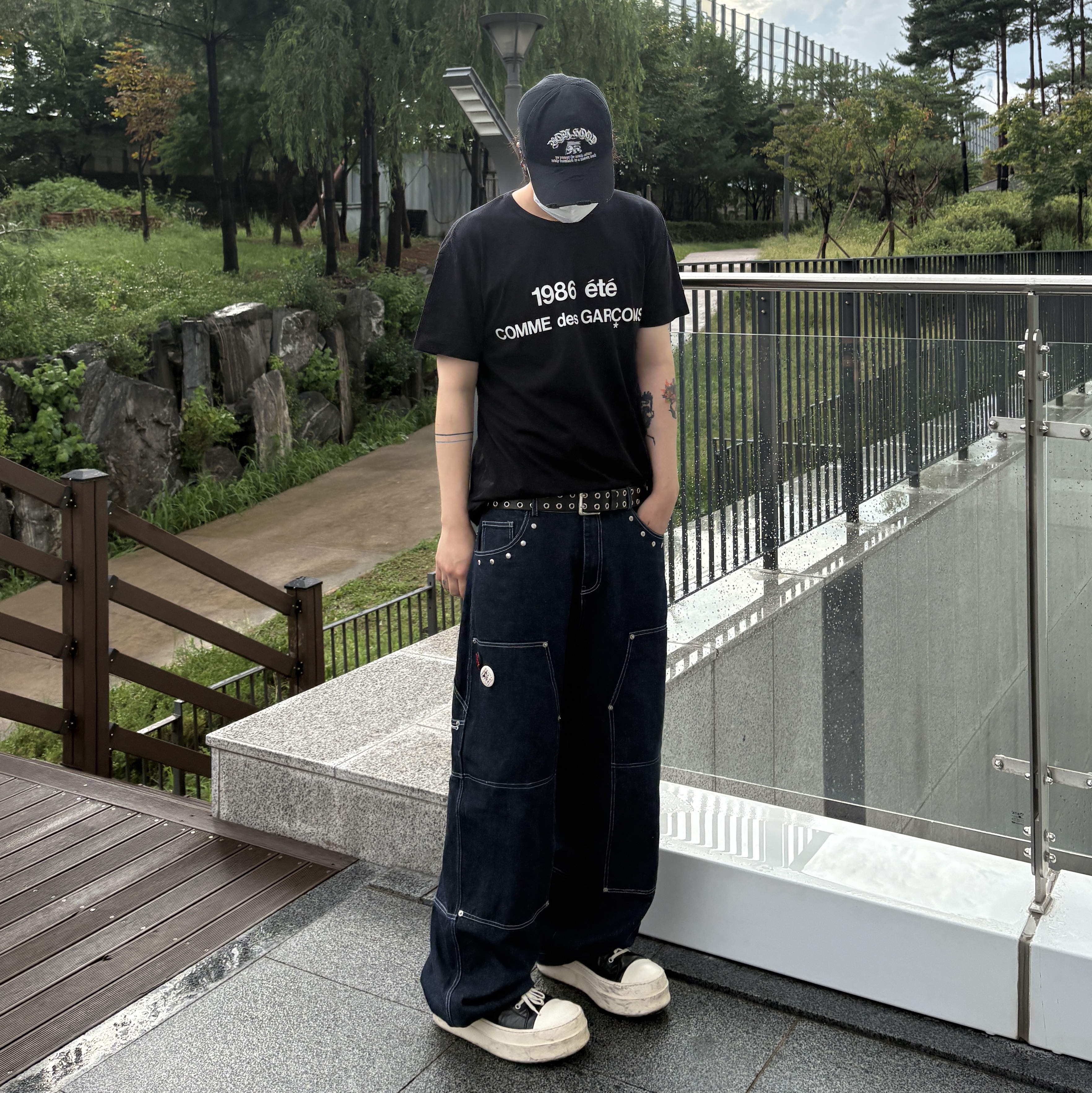 Rick Owens Mega Bumper Sneakers Black Milk, Flavorism Carpenter Wide Baggy jeans Deep Indigo 착용 스타일