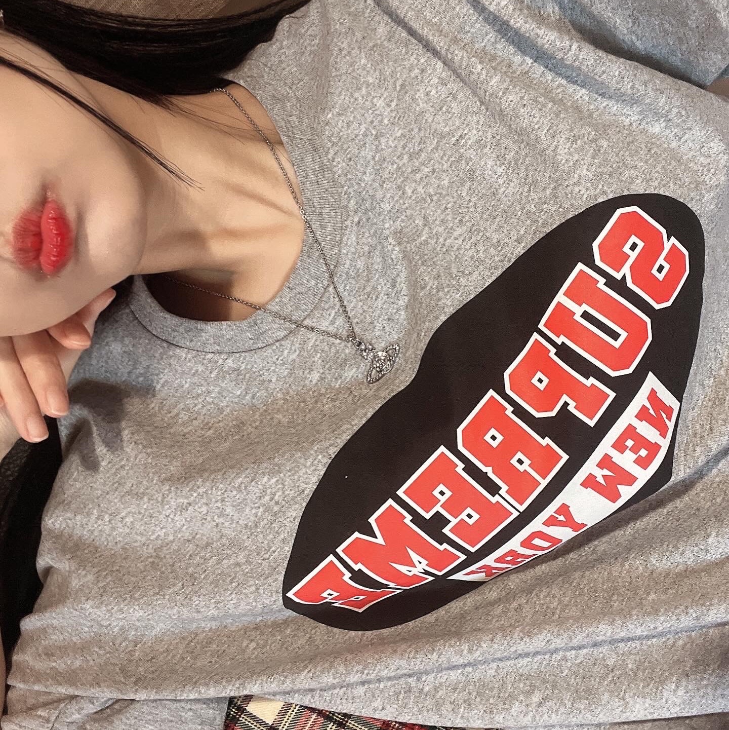 Supreme New York T-Shirt Heather Grey - 23SS 착용 스타일