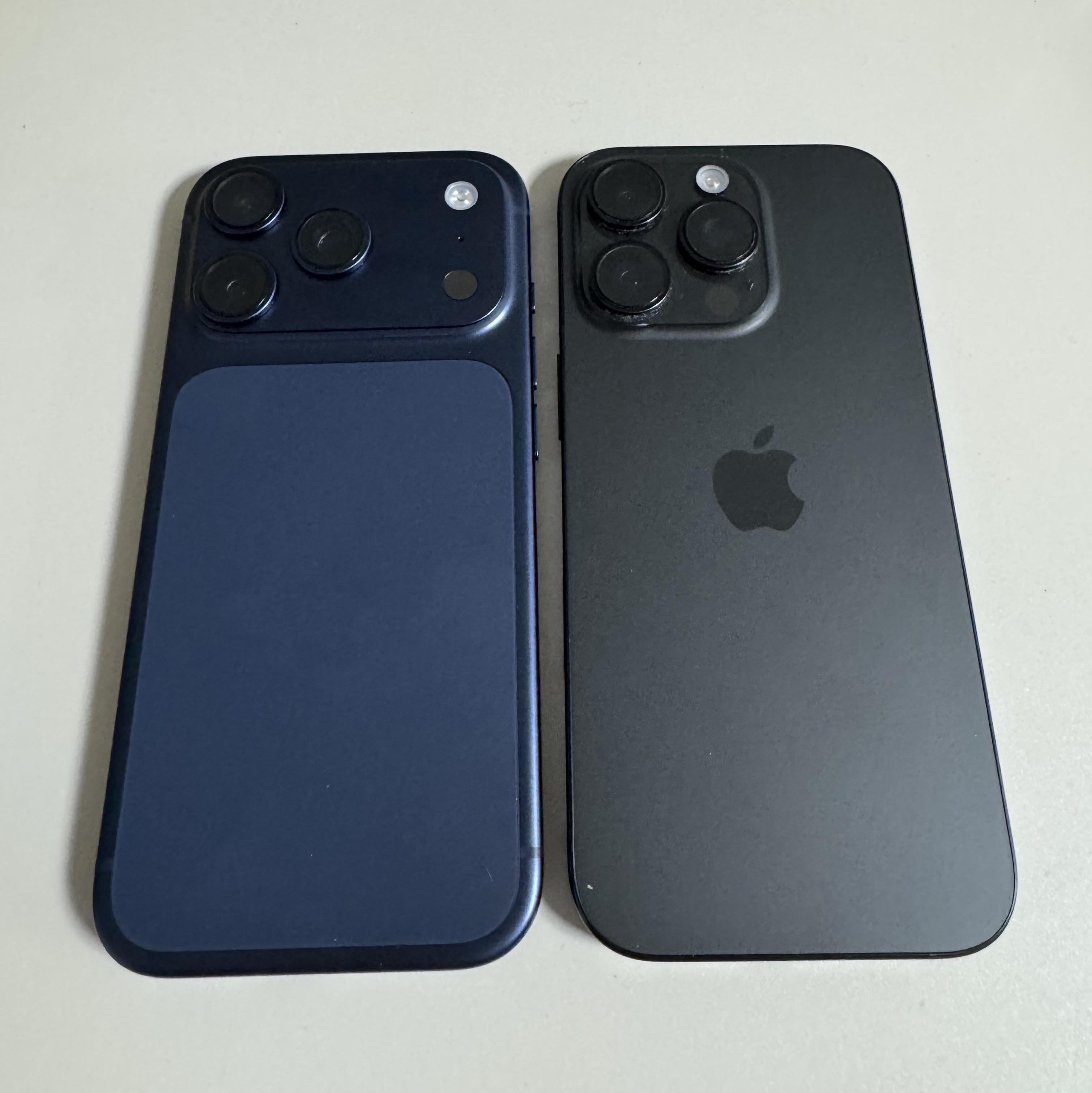Apple iPhone 17 Pro 256GB Deep Blue 착용 스타일 - 2