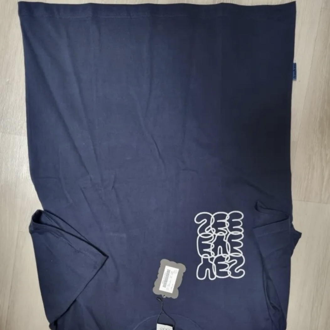 YESEYESEE C-Logo Tee Navy 착용 스타일