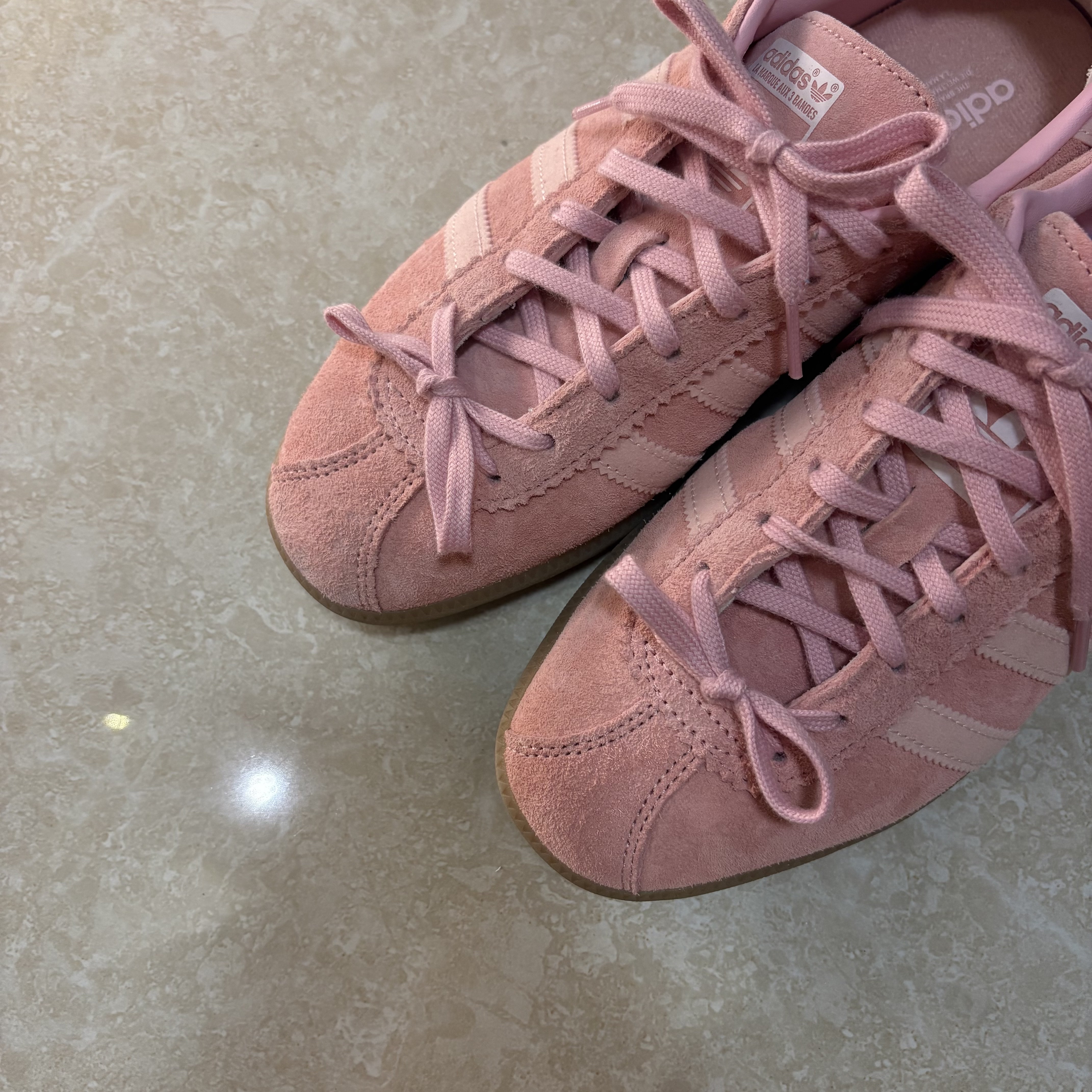 Adidas Bermuda Glow Pink 착용 스타일