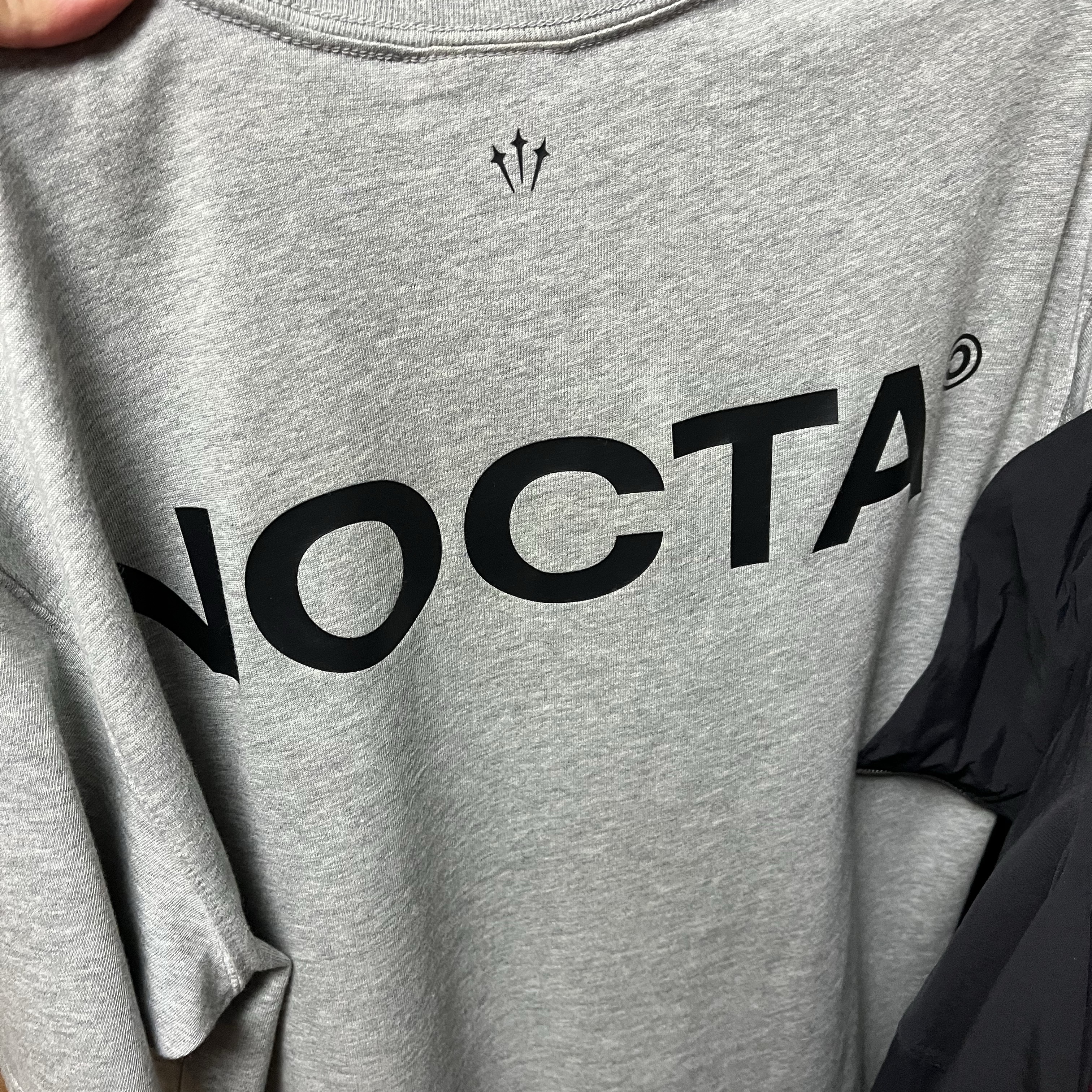 Nike x Drake Nocta Max 90 T-Shirt Dark Heather Grey (FN7663-063) 착용 스타일