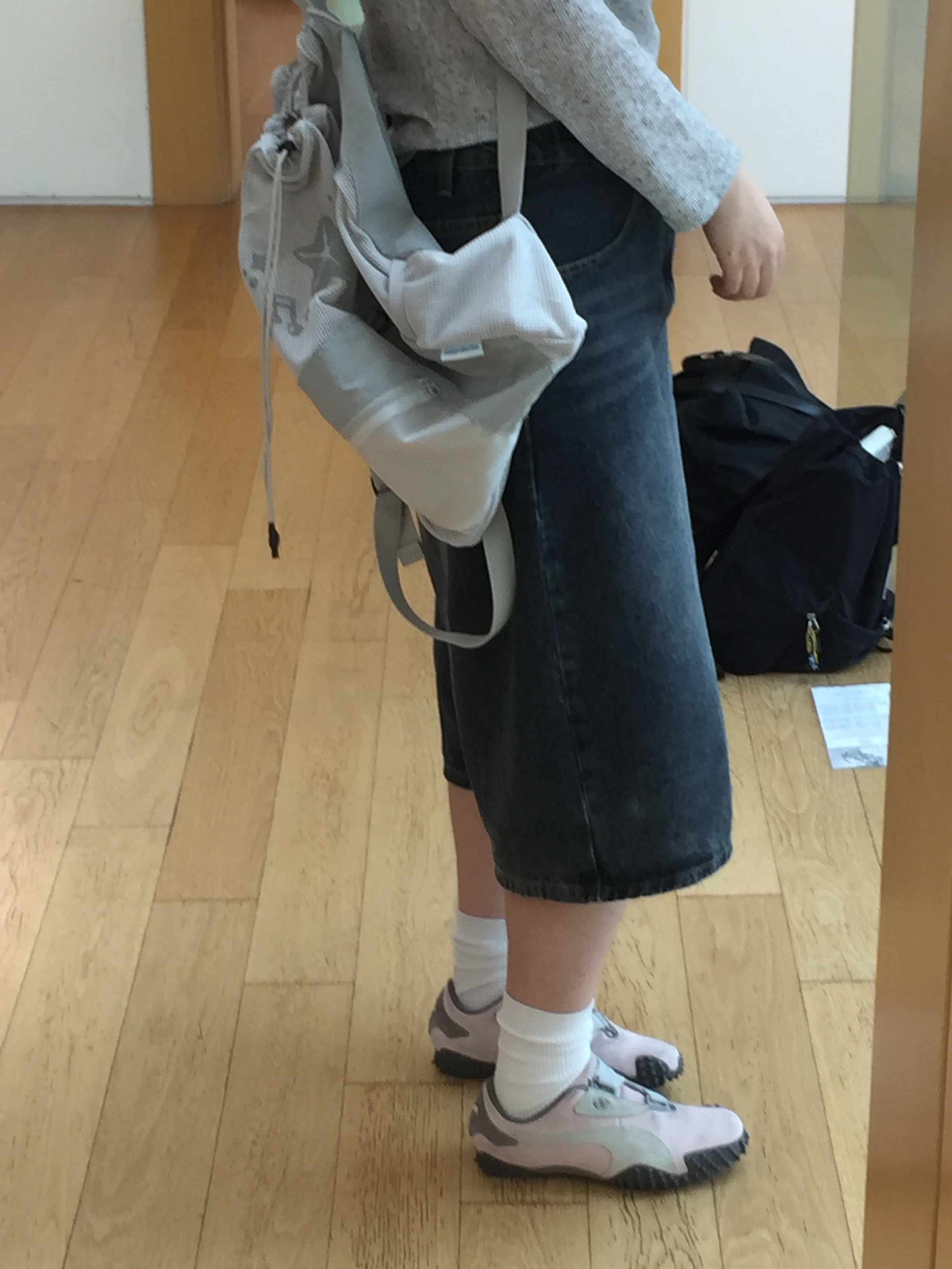 Puma x Sansan Gear Mostro Whisp of Pink, Sansan Gear X NCT WISH Mesh Bag Light Grey 착용 스타일
