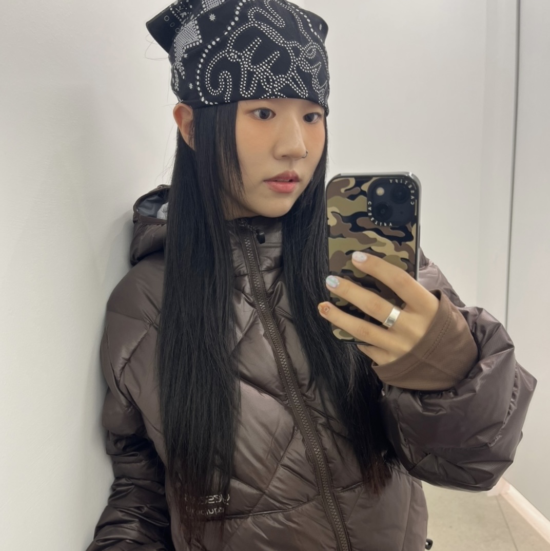 YESEYESEE Wafer Goose Down Jacket Brown, YESEYESEE C-Logo Bandana Black 착용 스타일 - 2