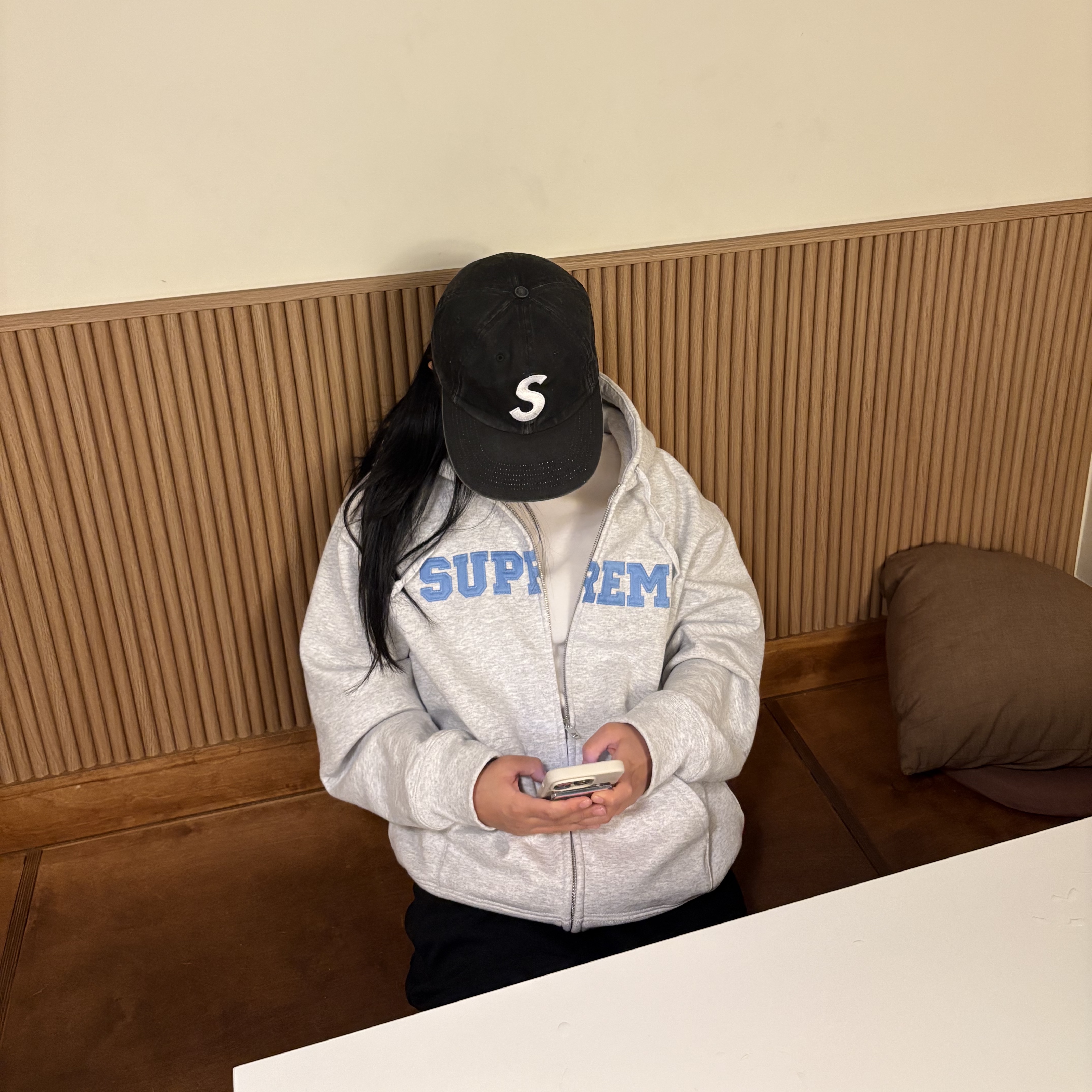 Supreme Collegiate Applique Zip Up Hooded Sweatshirt Ash Grey - 25FW, Supreme Pigment Print S Logo 6-Panel Black - 23FW 착용 스타일 - 2