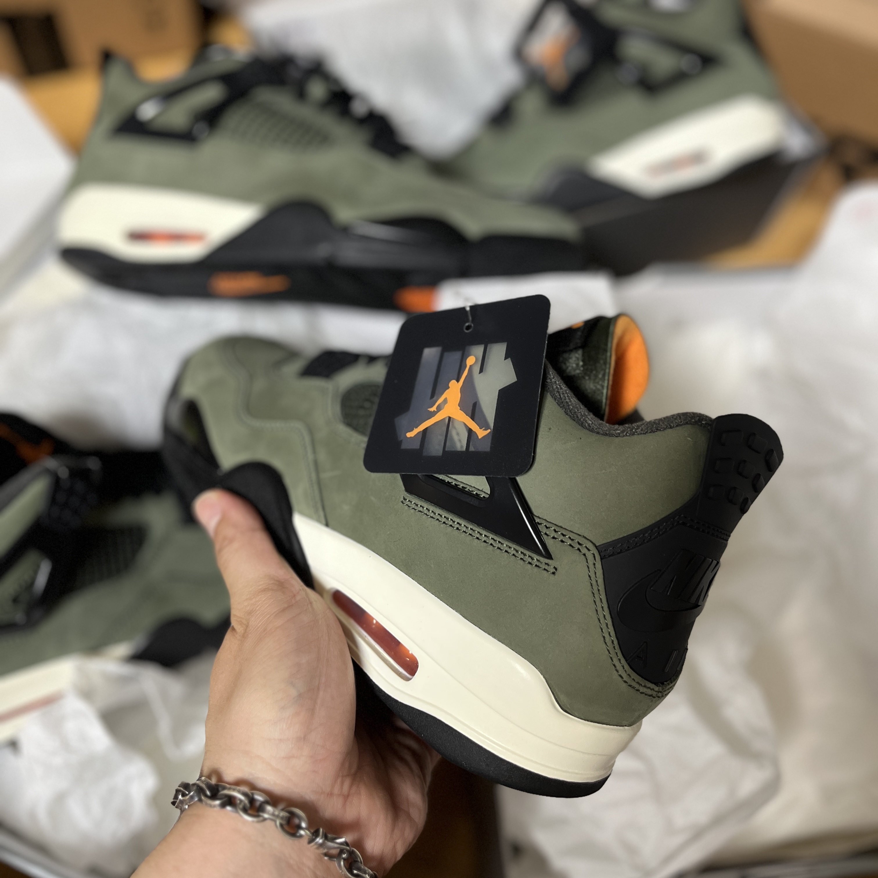Jordan 4 x Undefeated Retro OG SP Deep Green and Clementine 착용 스타일 - 1