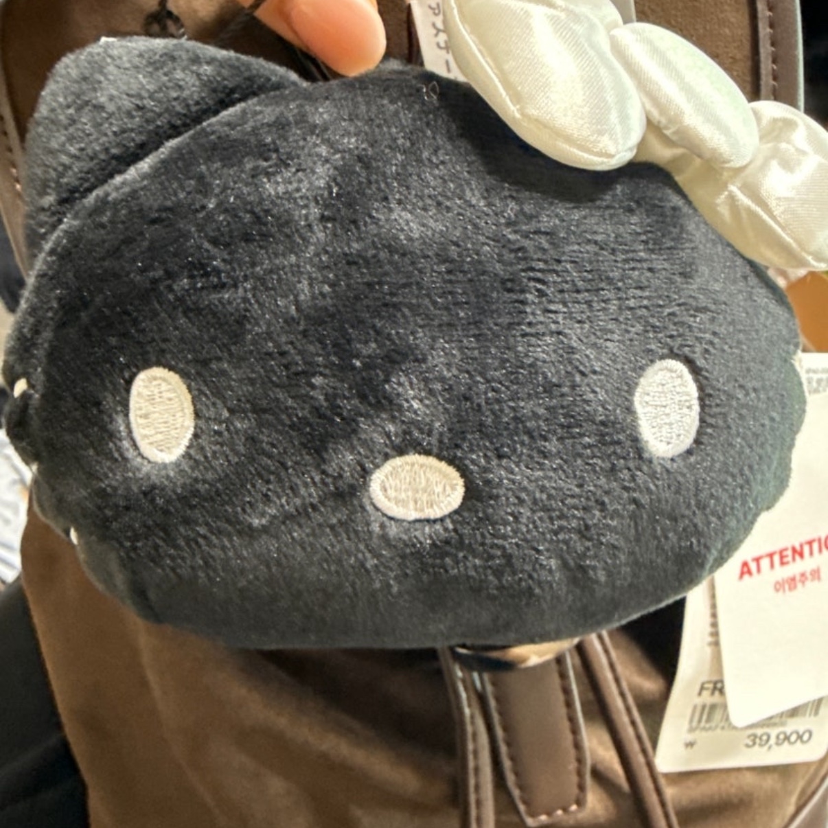 Sanrio Hello Kitty Mascot Holder with Carabiner Monochrome 착용 스타일