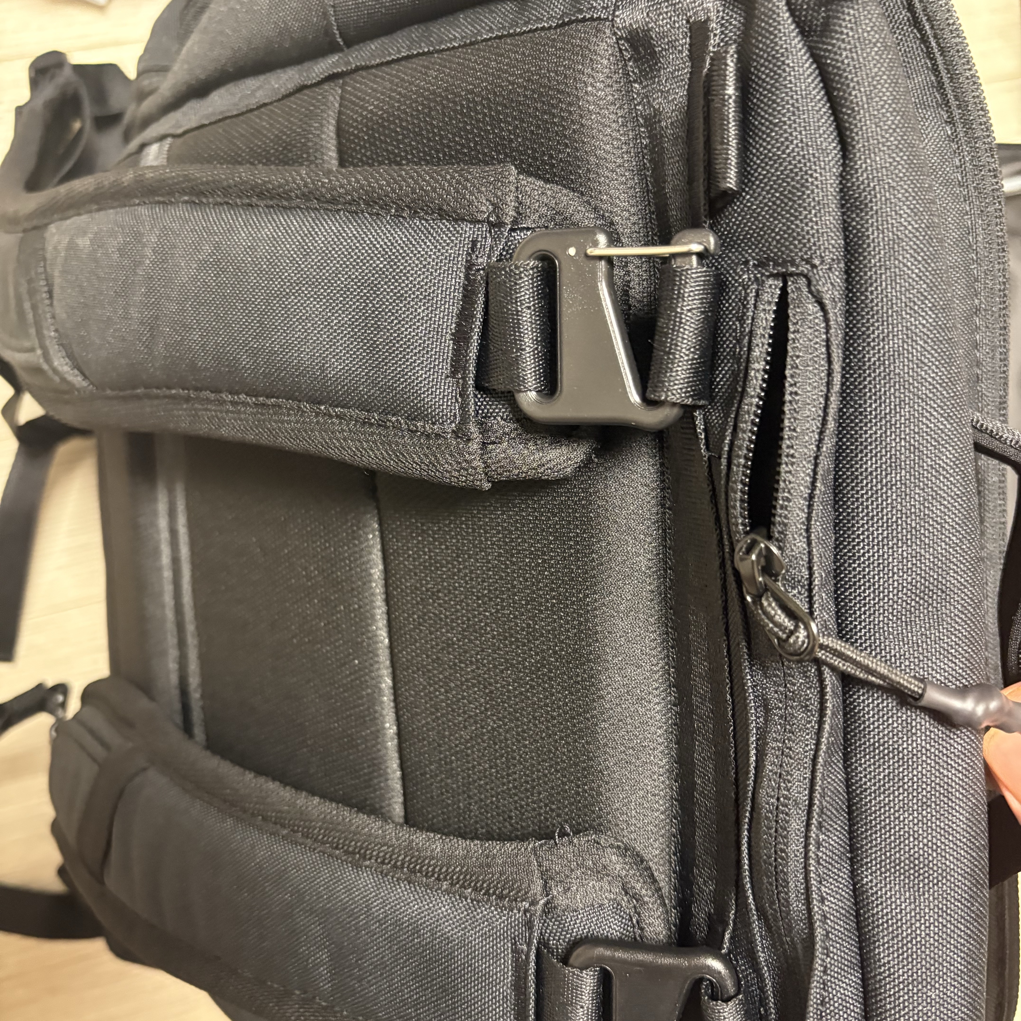 Nike Utility Elite Backpack 37L Black White 착용 스타일 - 5