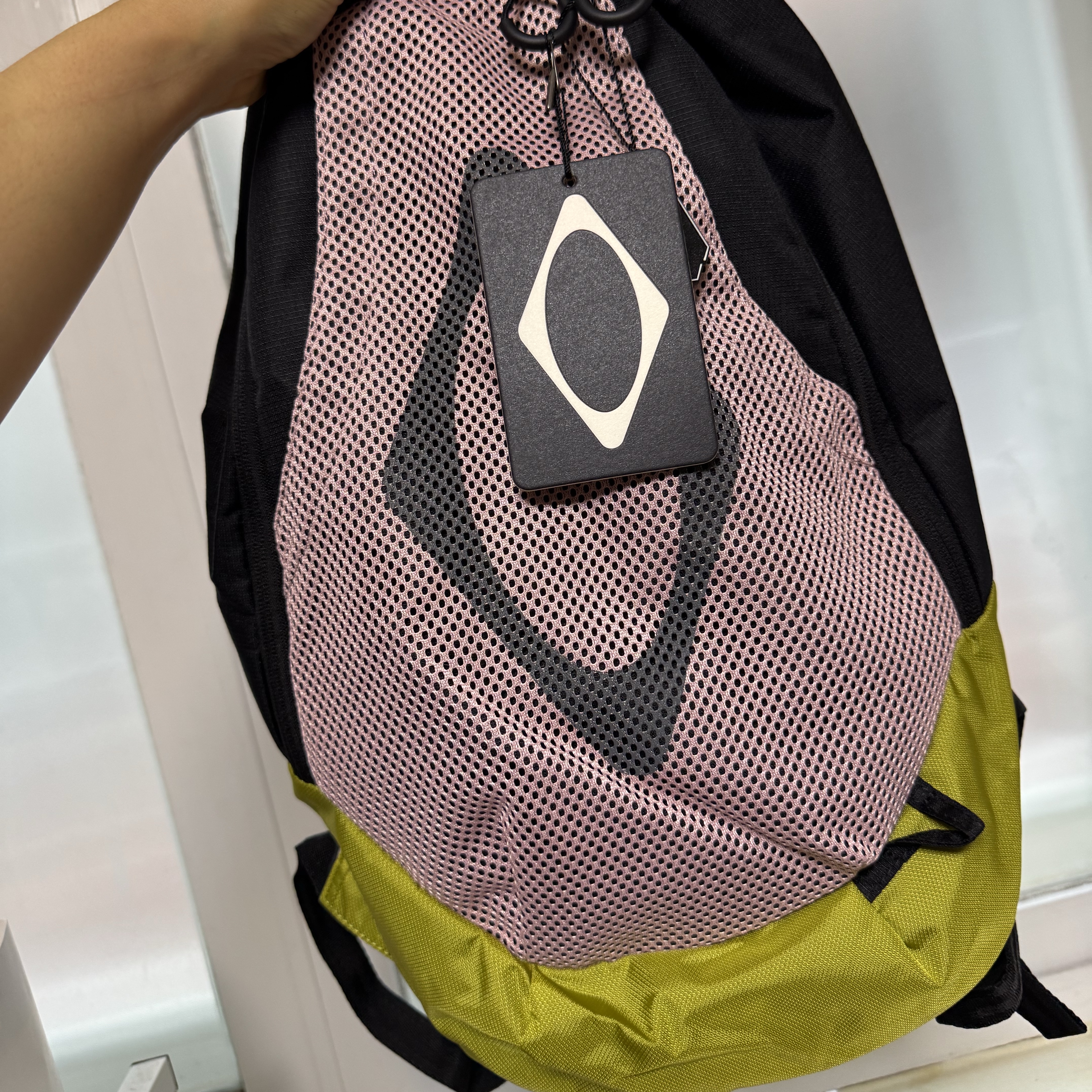 Mischief Rhombus Mesh Backpack Pink Black 착용 스타일