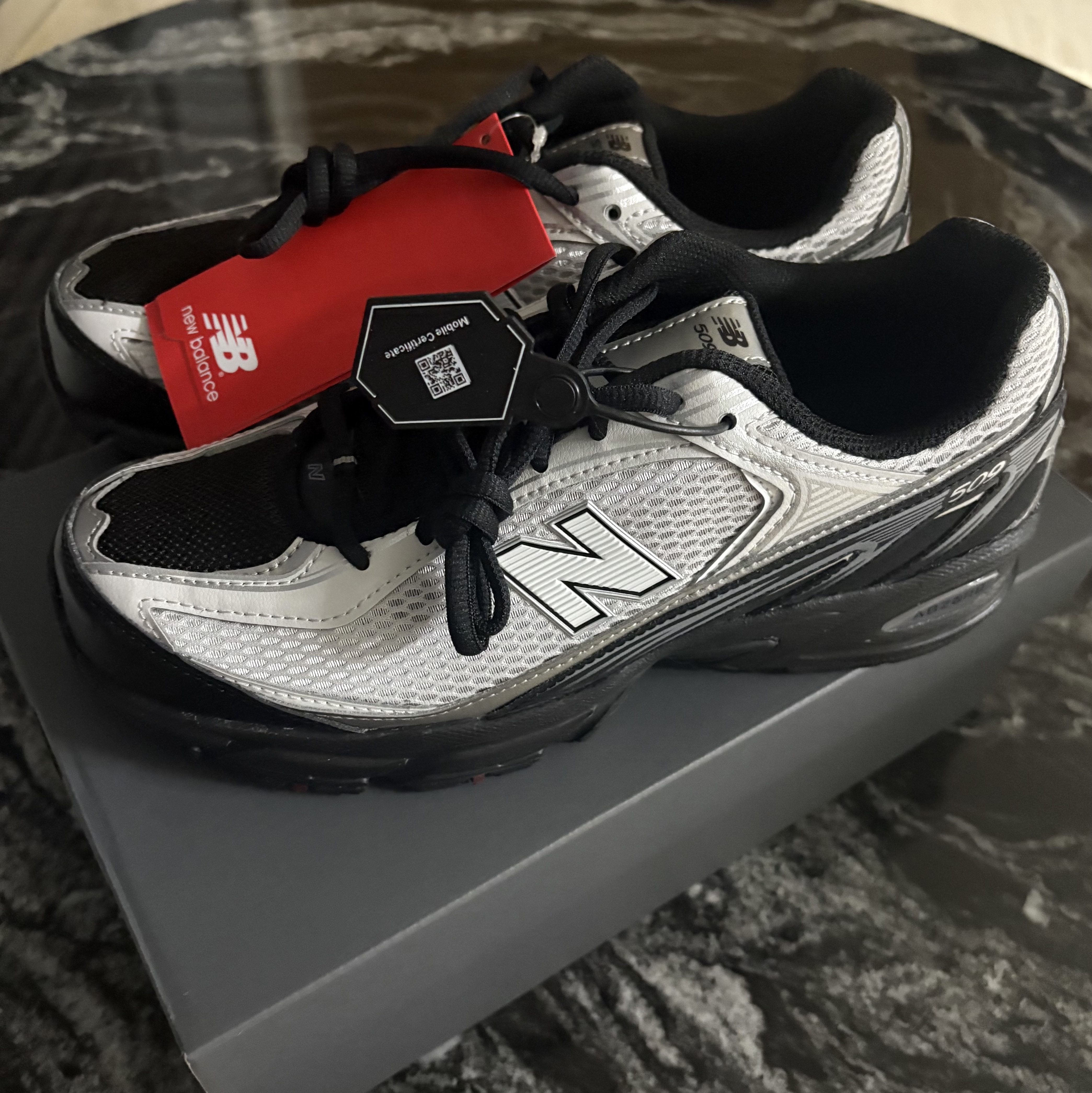 New Balance 509 Black Gray 착용 스타일