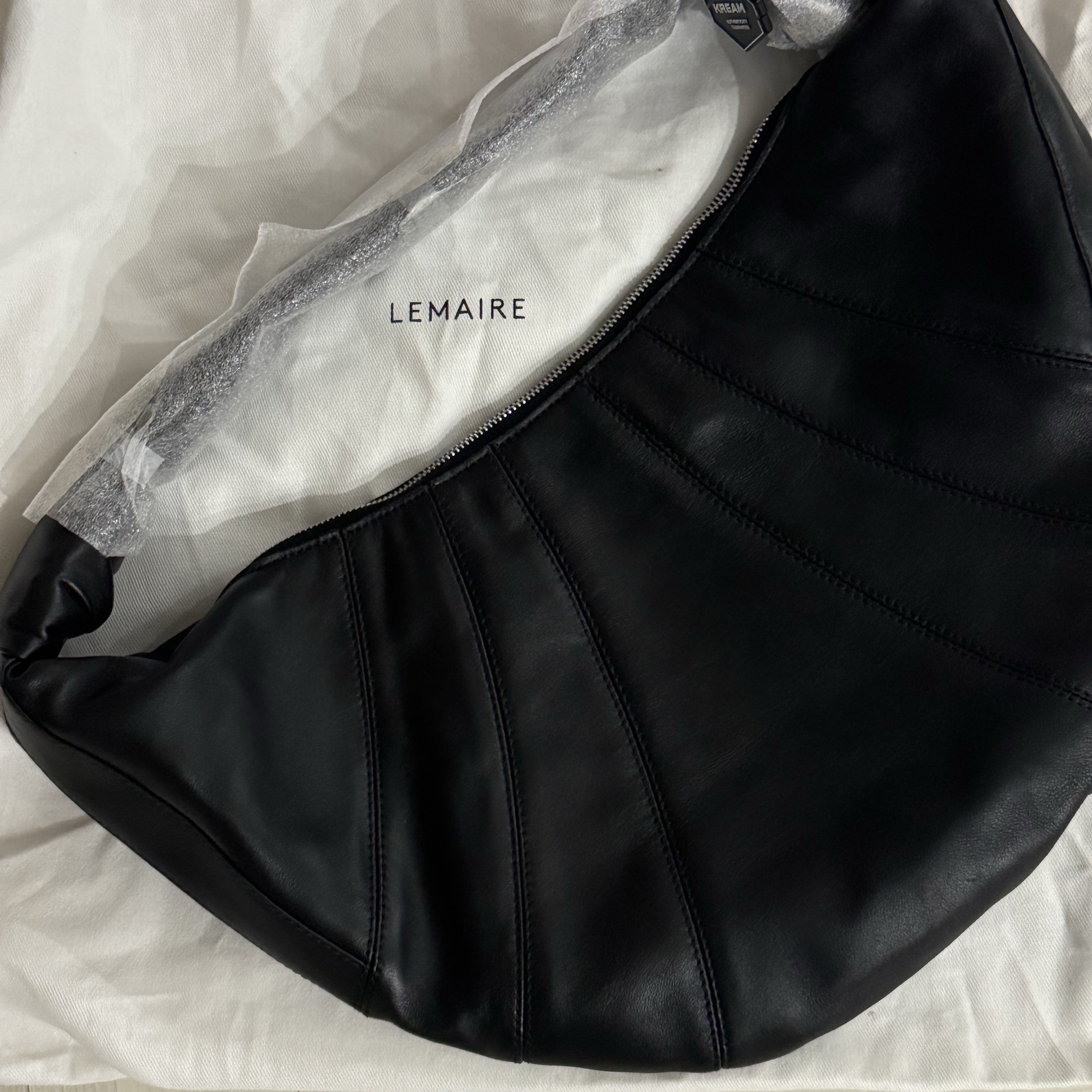 Lemaire Fortune Croissant Bag Soft Nappa Leather Black 착용 스타일 - 2