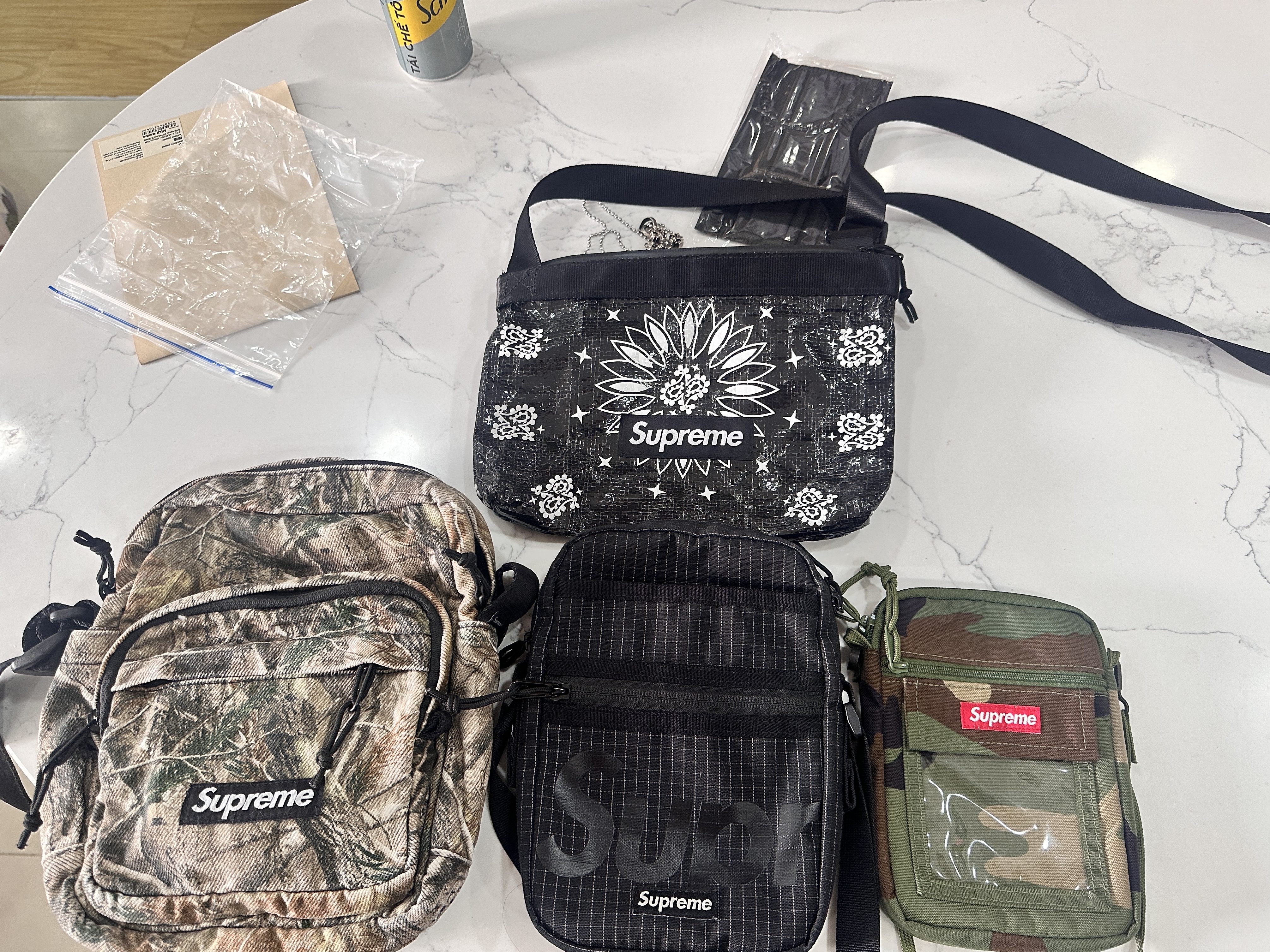 Supreme Denim Shoulder Bag Realtree AP Camo - 25FW, Supreme Shoulder Bag Black - 24SS 착용 스타일
