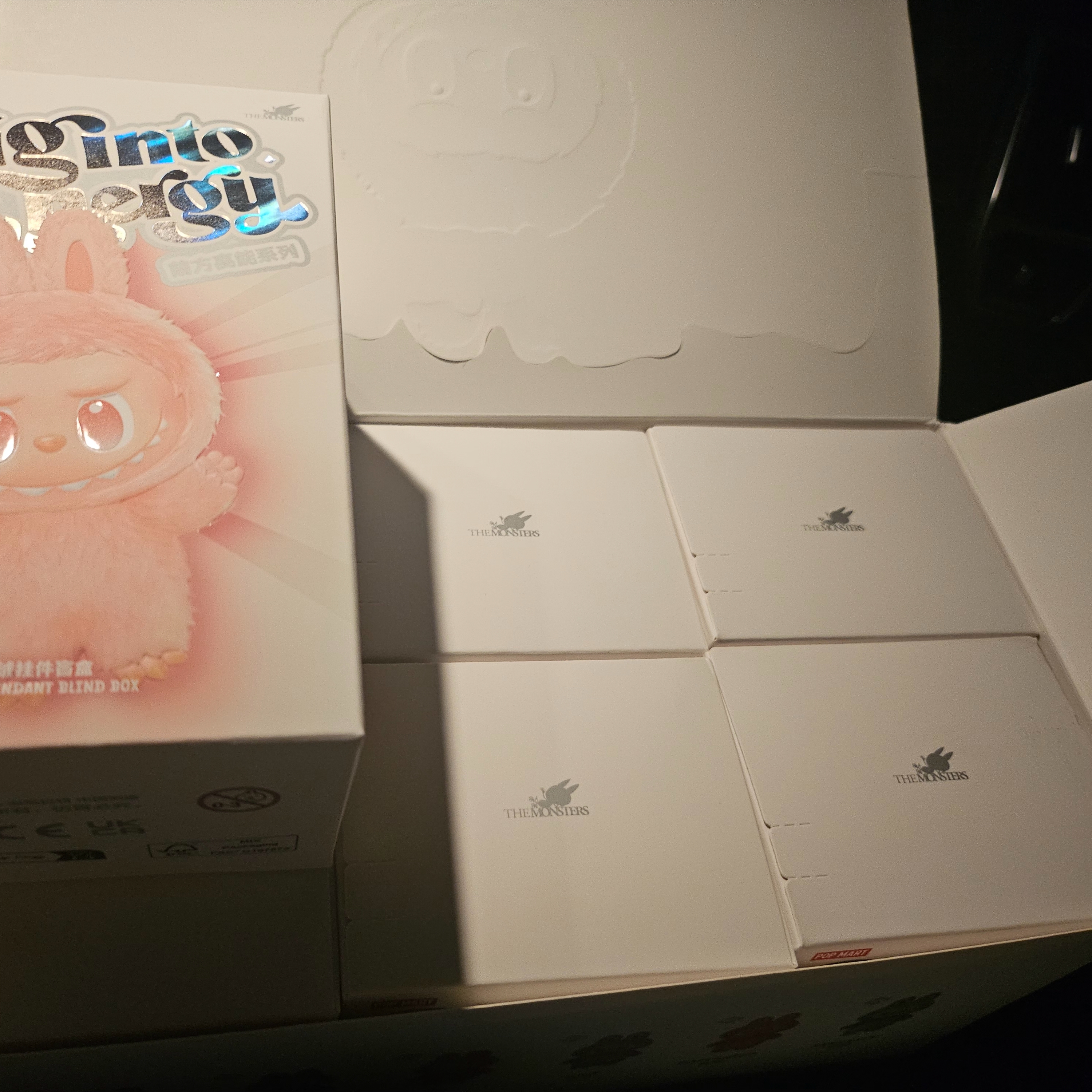 Pop Mart Labubu The Monsters Highlight Series Sealed Case (1 Blind Box) 착용 스타일