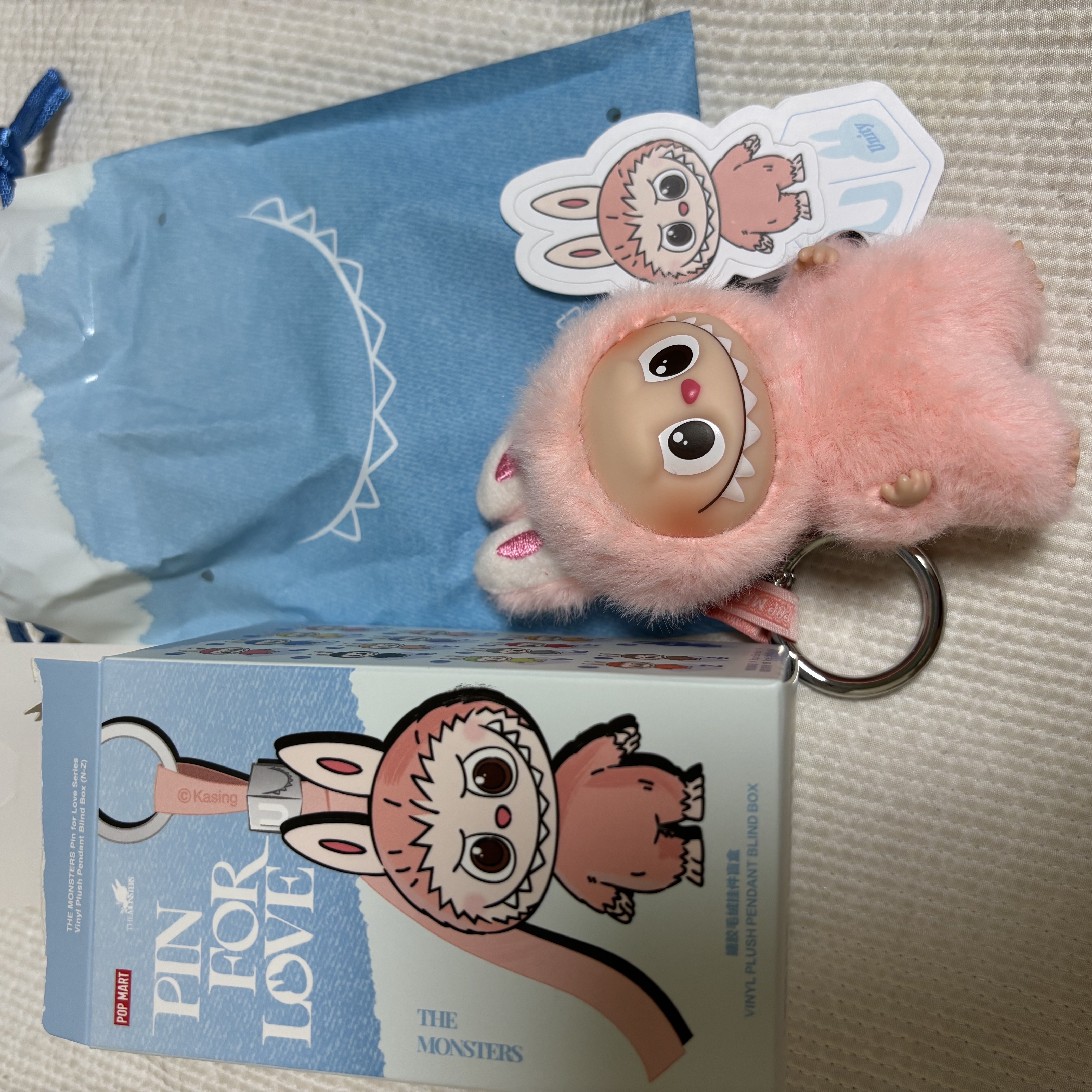 Pop Mart Labubu The Monsters Pin For Love Series Vinyl Plush Pendant Sealed Case (N-Z) (1 Blind Box) 착용 스타일