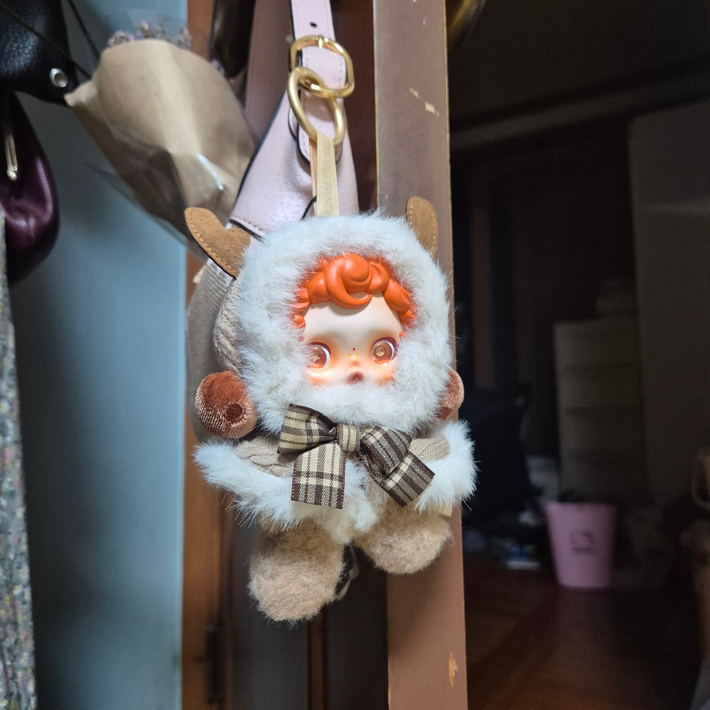 Pop Mart Skullpanda Winter Symphony Series Keyring Wanderer's Tune (Opened Case) 착용 스타일 - 3