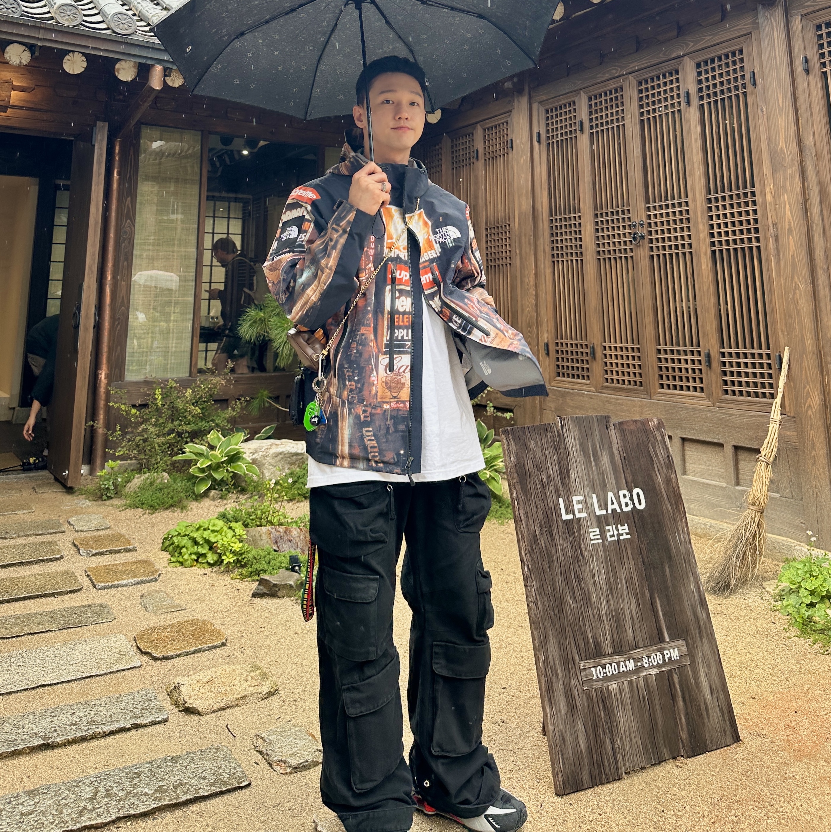 Supreme x The North Face Taped Seam Shell Jacket Times Square - 22FW, Zara Utility Pocket Pants Black 착용 스타일 - 1