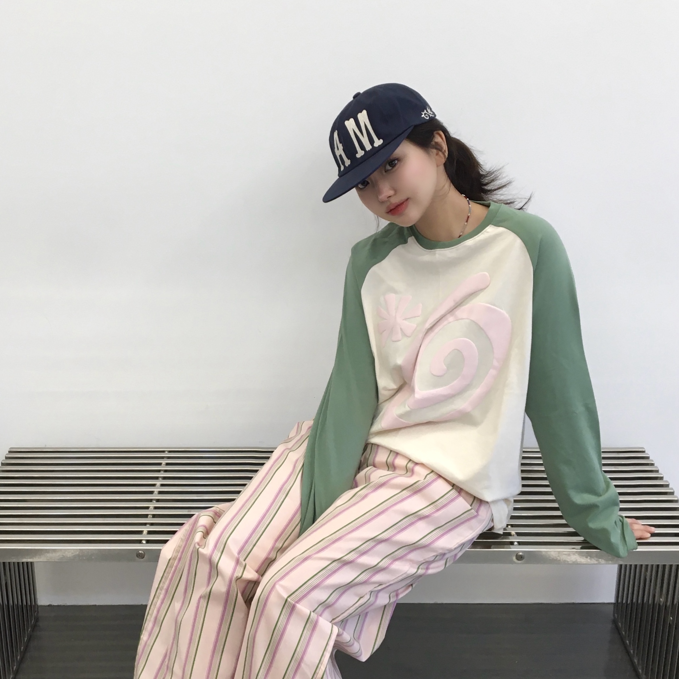 AMOU Molly Reglan long sleeve Green, AMOU Molly Reglan long sleeve Black 착용 스타일 - 4