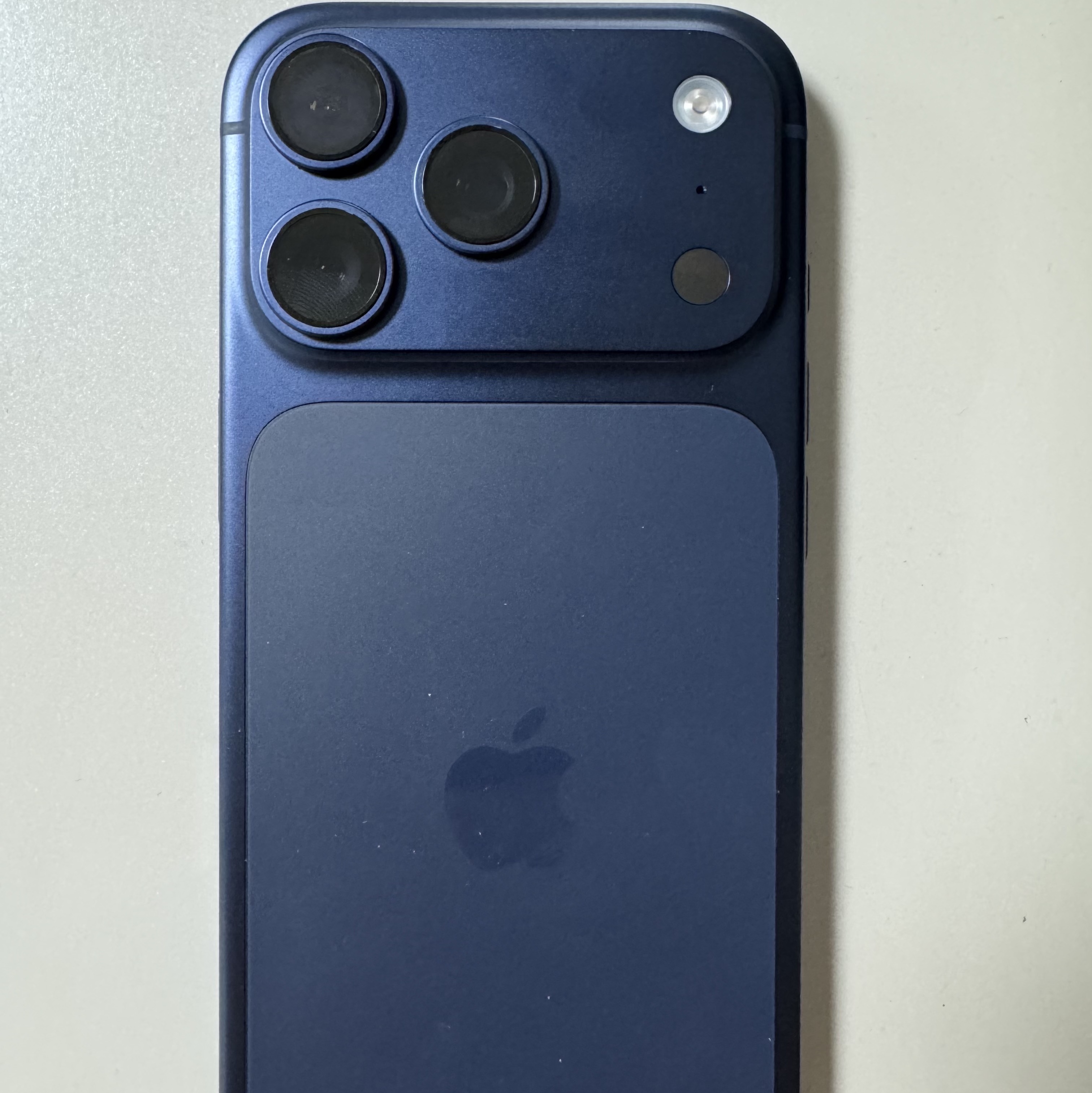 Apple iPhone 17 Pro 256GB Deep Blue 착용 스타일 - 3