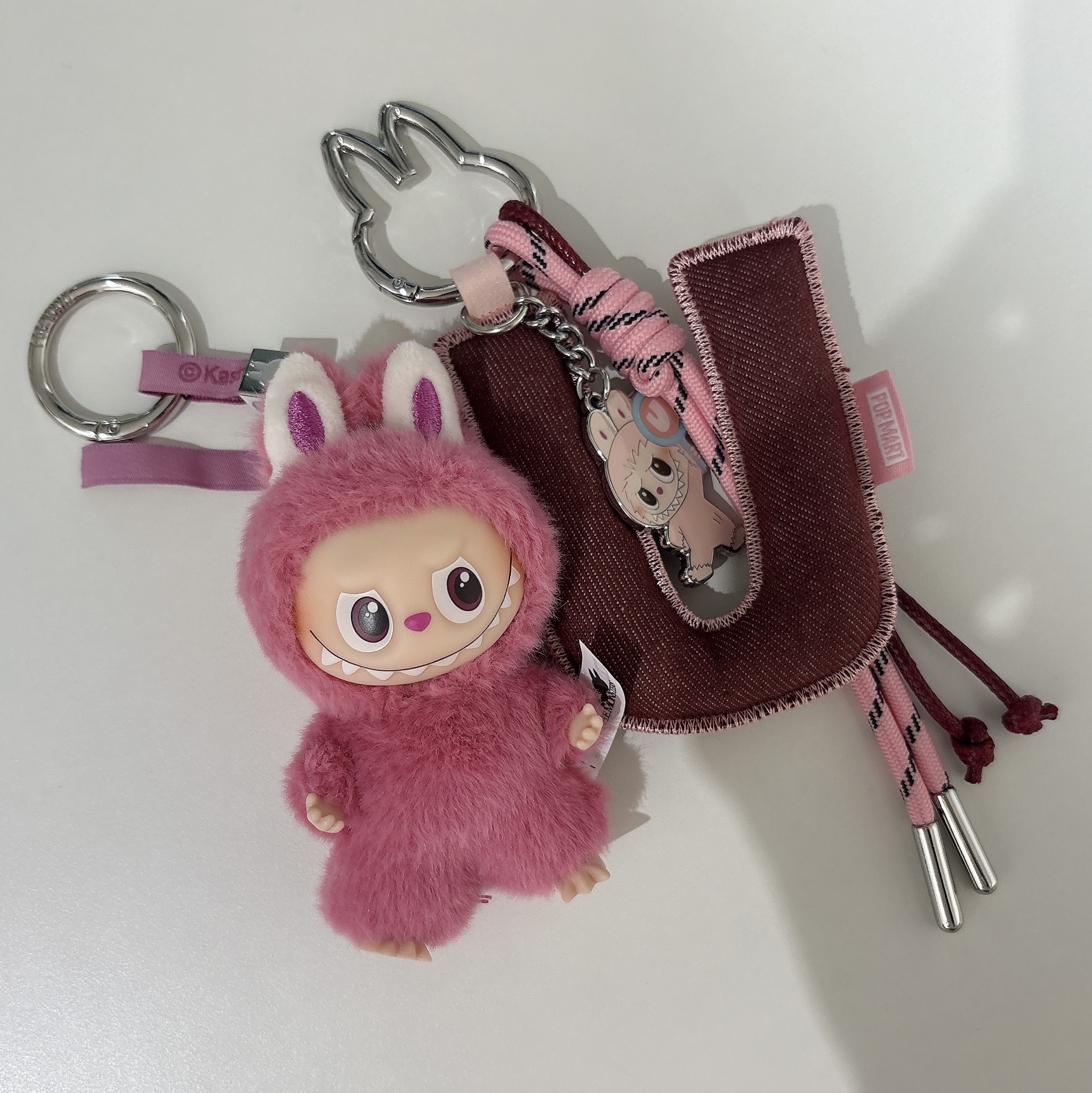 Pop Mart Labubu The Monsters Pin For Love Series Vinyl Plush Pendant Sealed Case (N-Z) (1 Blind Box) 착용 스타일