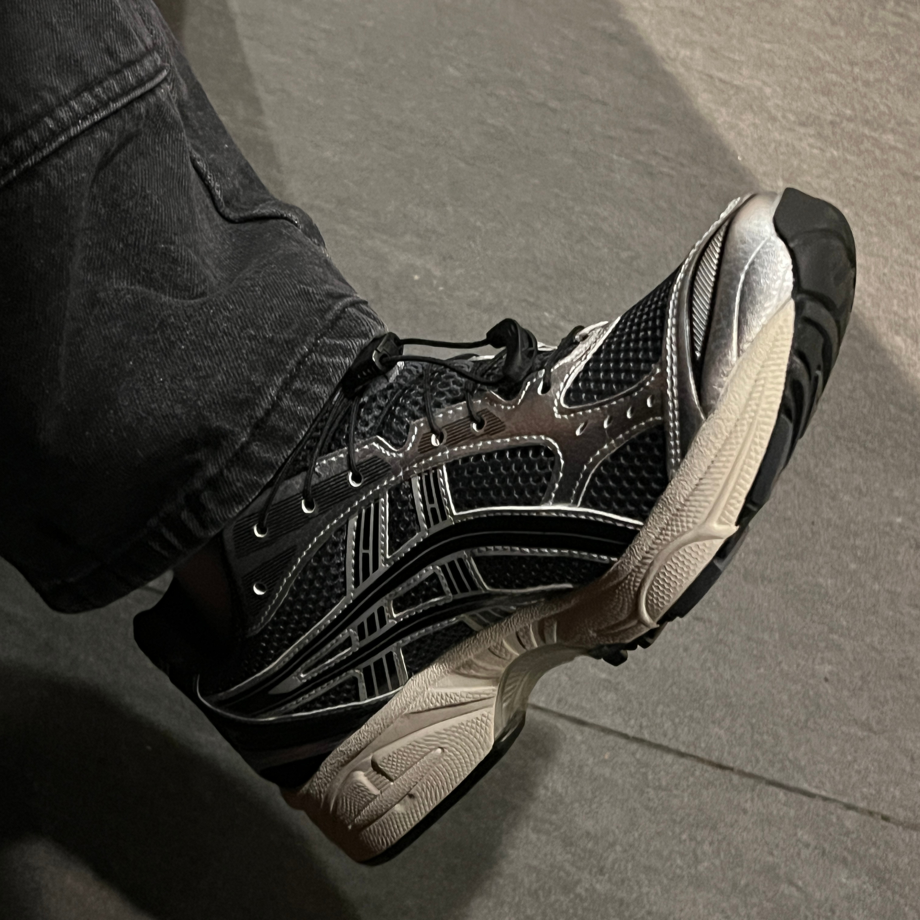 Asics Unlimited Gel-Kayano 14 Carrier Grey Black 착용 스타일