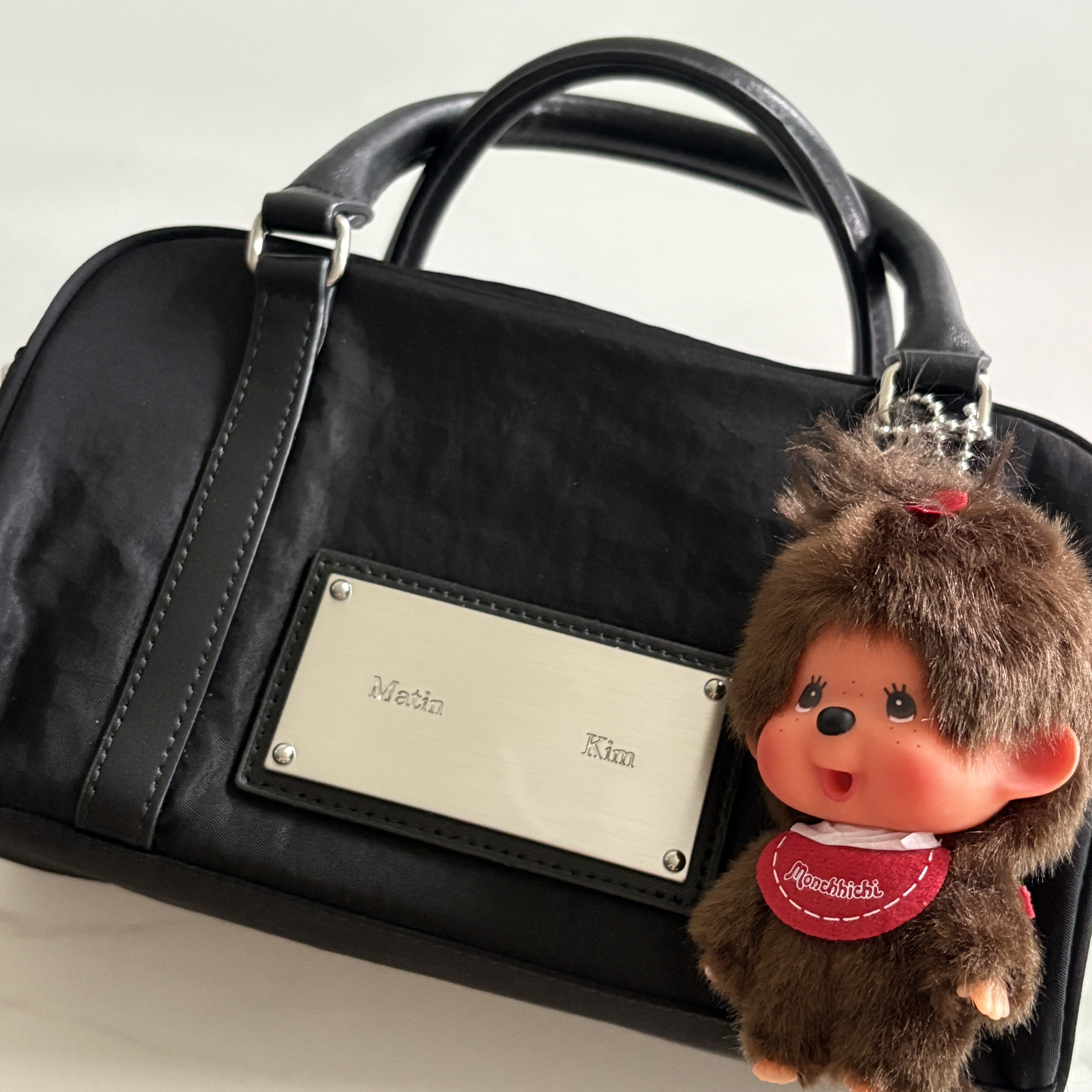 Matin Kim Baby Sporty Tote Bag Black, Monchhichi Bighead SS Girl Key Chain Brown 착용 스타일 - 2