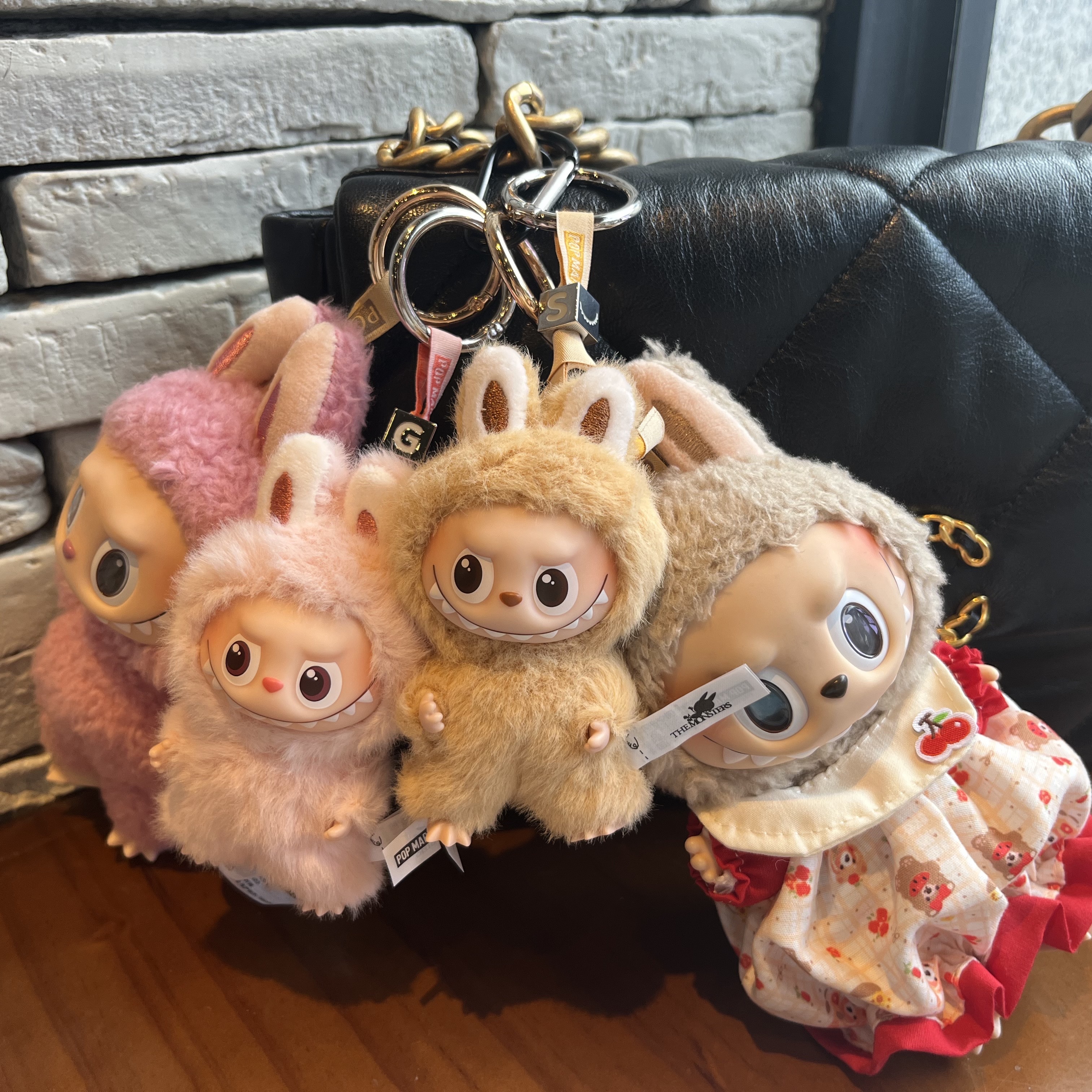 Pop Mart Labubu The Monsters Pin For Love Series Vinyl Plush Pendant Sealed Case (A-M) (1 Blind Box), Pop Mart Labubu The Monsters Pin For Love Series Vinyl Plush Pendant Sealed Case (N-Z) (1 Blind Box) 착용 스타일