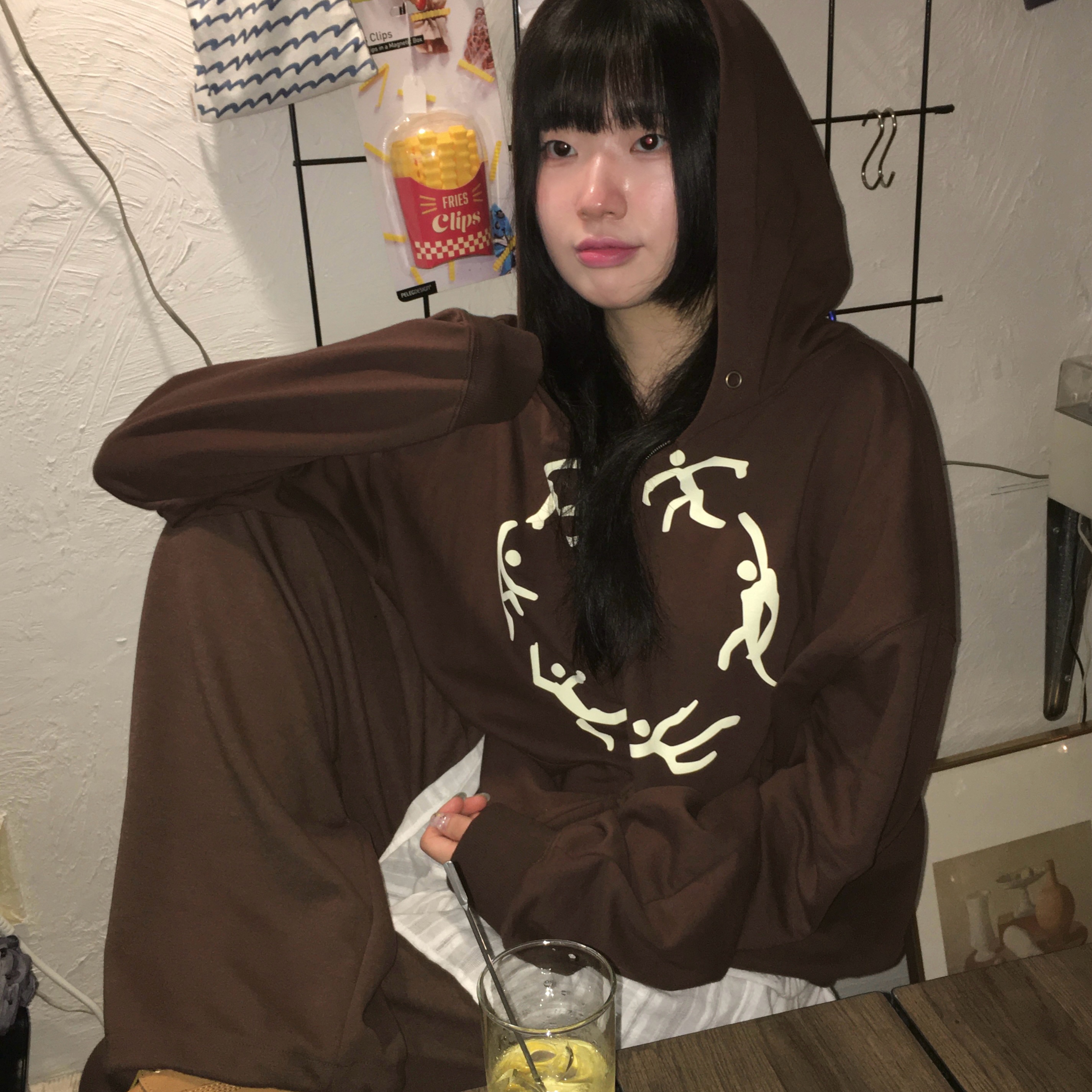 AMOU Dancing Circle Crop Hoodie Zip-Up Navy, AMOU Dancing Circle Crop Hoodie Zip-Up Brown 착용 스타일 - 3