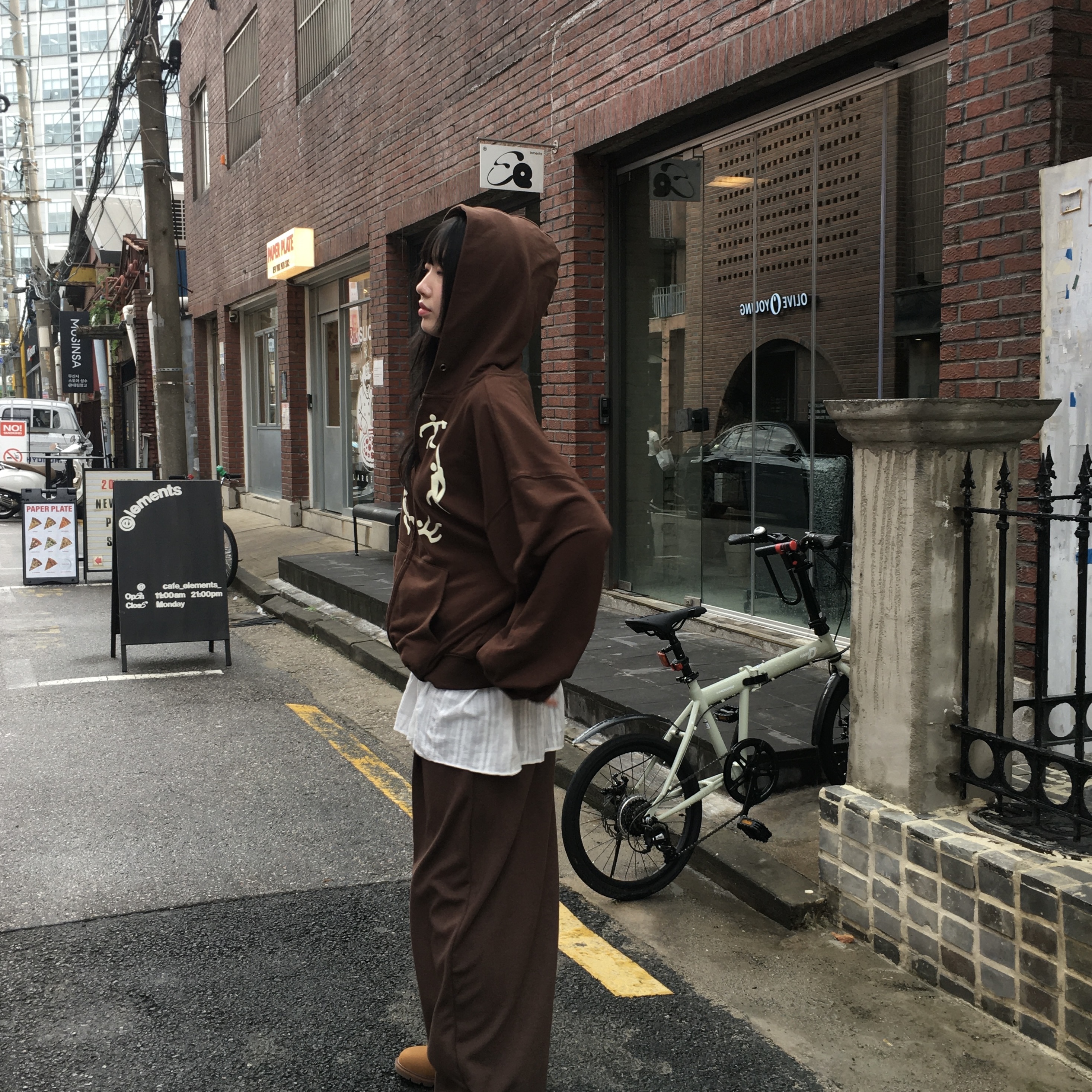 AMOU Dancing Circle Crop Hoodie Zip-Up Navy, AMOU Dancing Circle Crop Hoodie Zip-Up Brown 착용 스타일 - 7