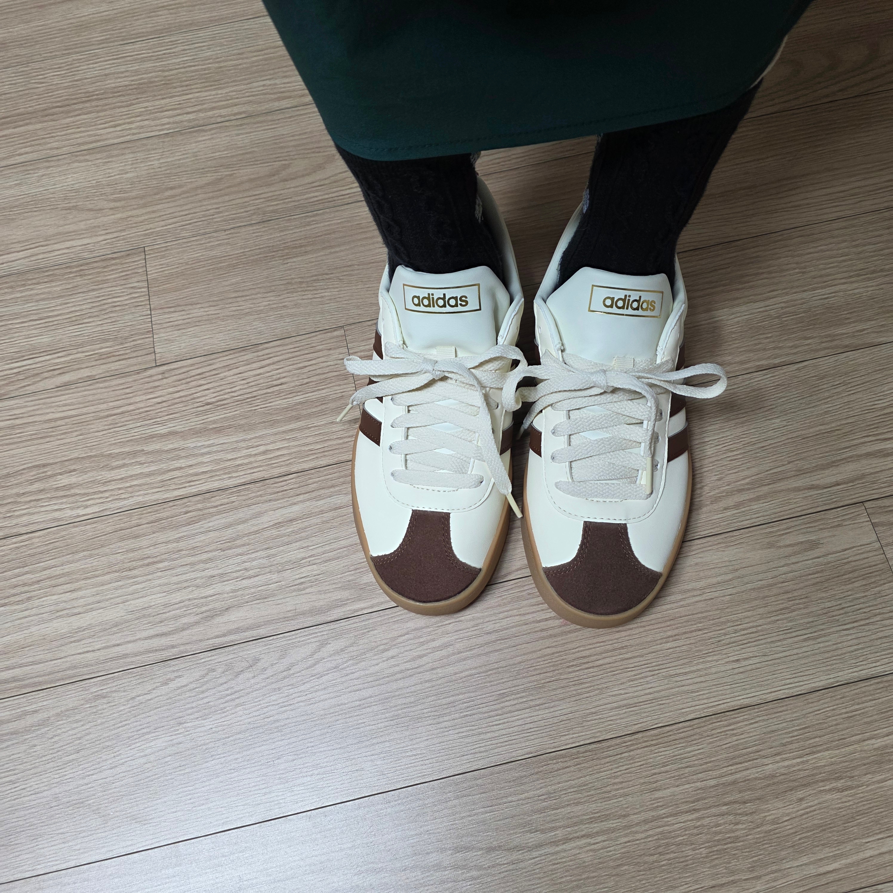 Adidas VL Court 2.0 Cream Brown 착용 스타일 - 4