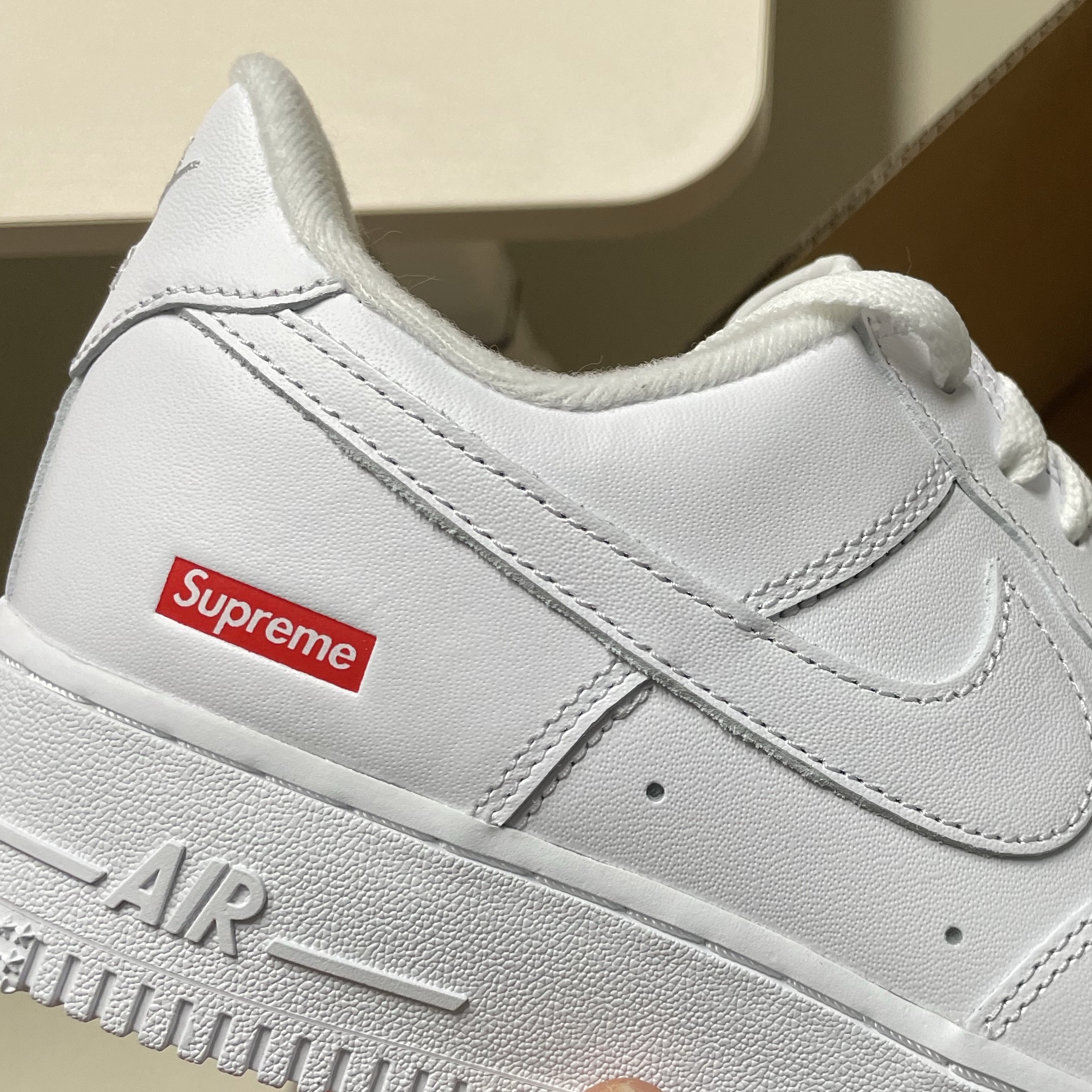 Nike x Supreme Air Force 1 Low White 착용 스타일