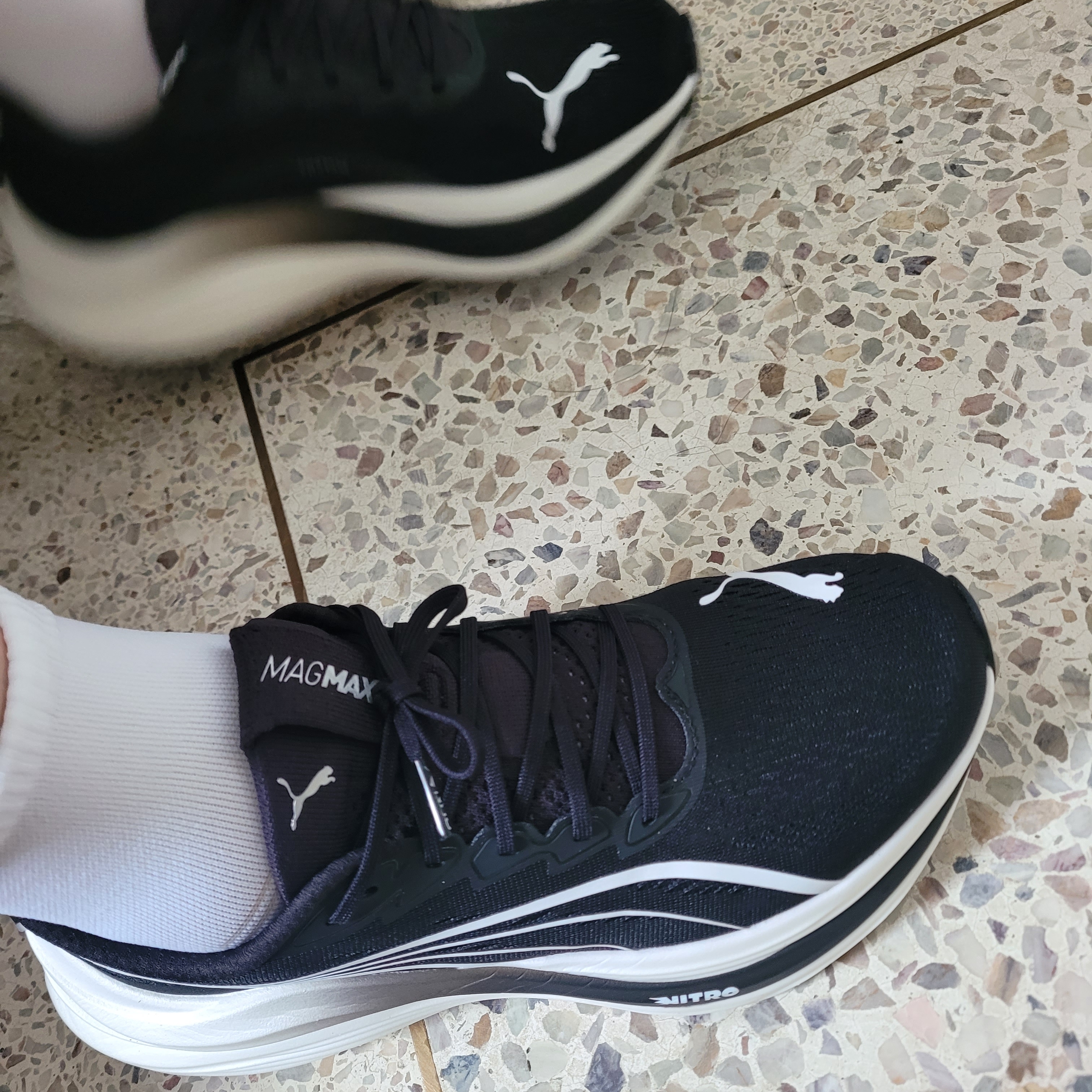 Puma Magmax Nitro Black White 착용 스타일