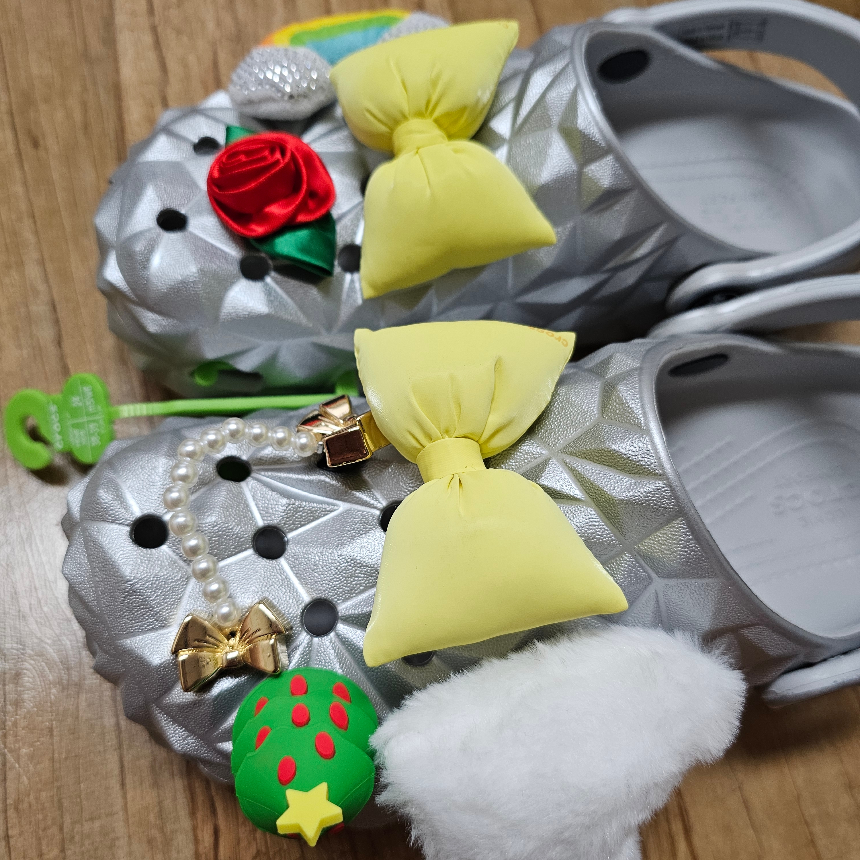 Crocs Classic Metallic Geometric Clog Silver 착용 스타일 - 4