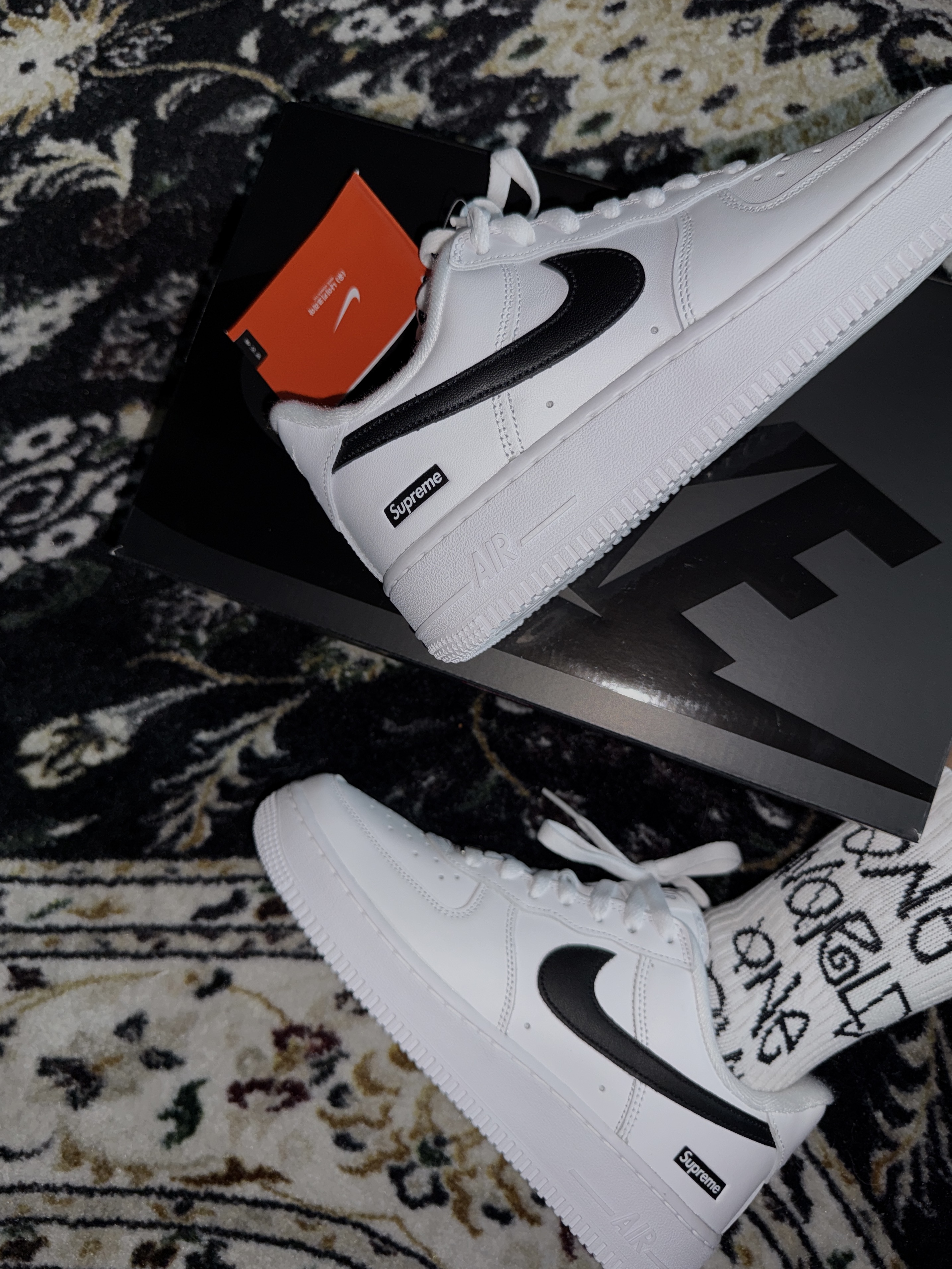 Nike x Supreme Air Force 1 Low White 착용 스타일 - 1