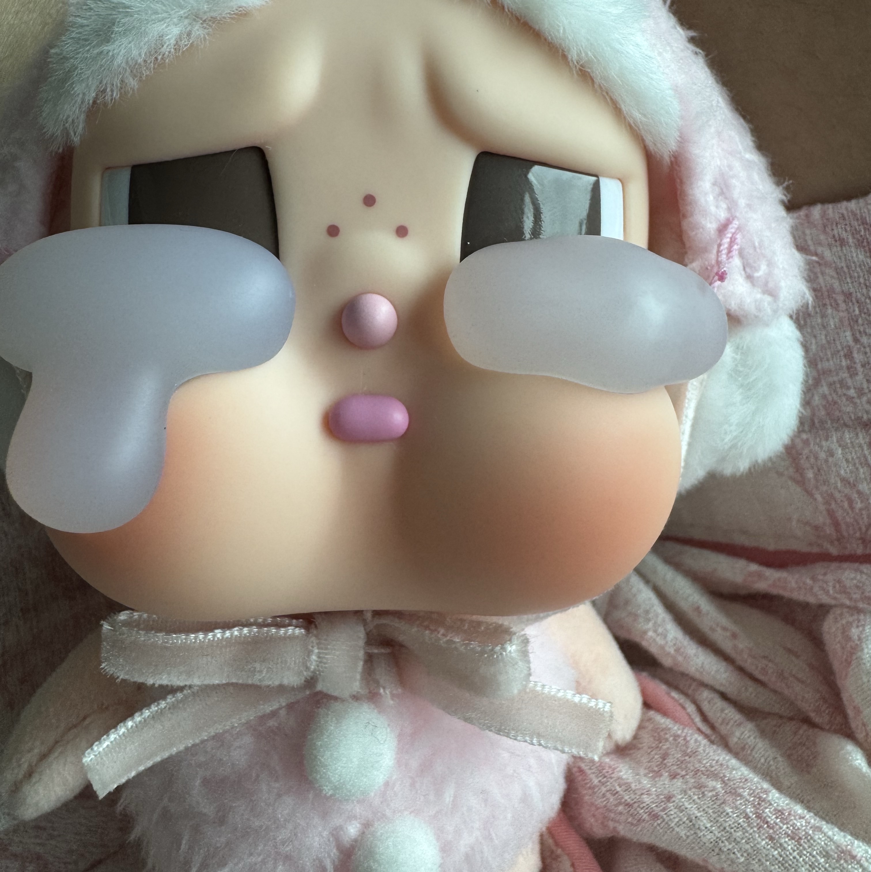 Pop Mart Crybaby Crying Again Series Plush Keyring I'll Give You All My Love (Opened Case) 착용 스타일