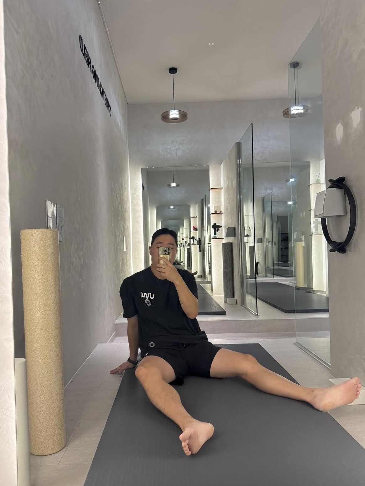 UVU Insignia T-Shirt Black, UVU Training Shorts Black 착용 스타일 - 3
