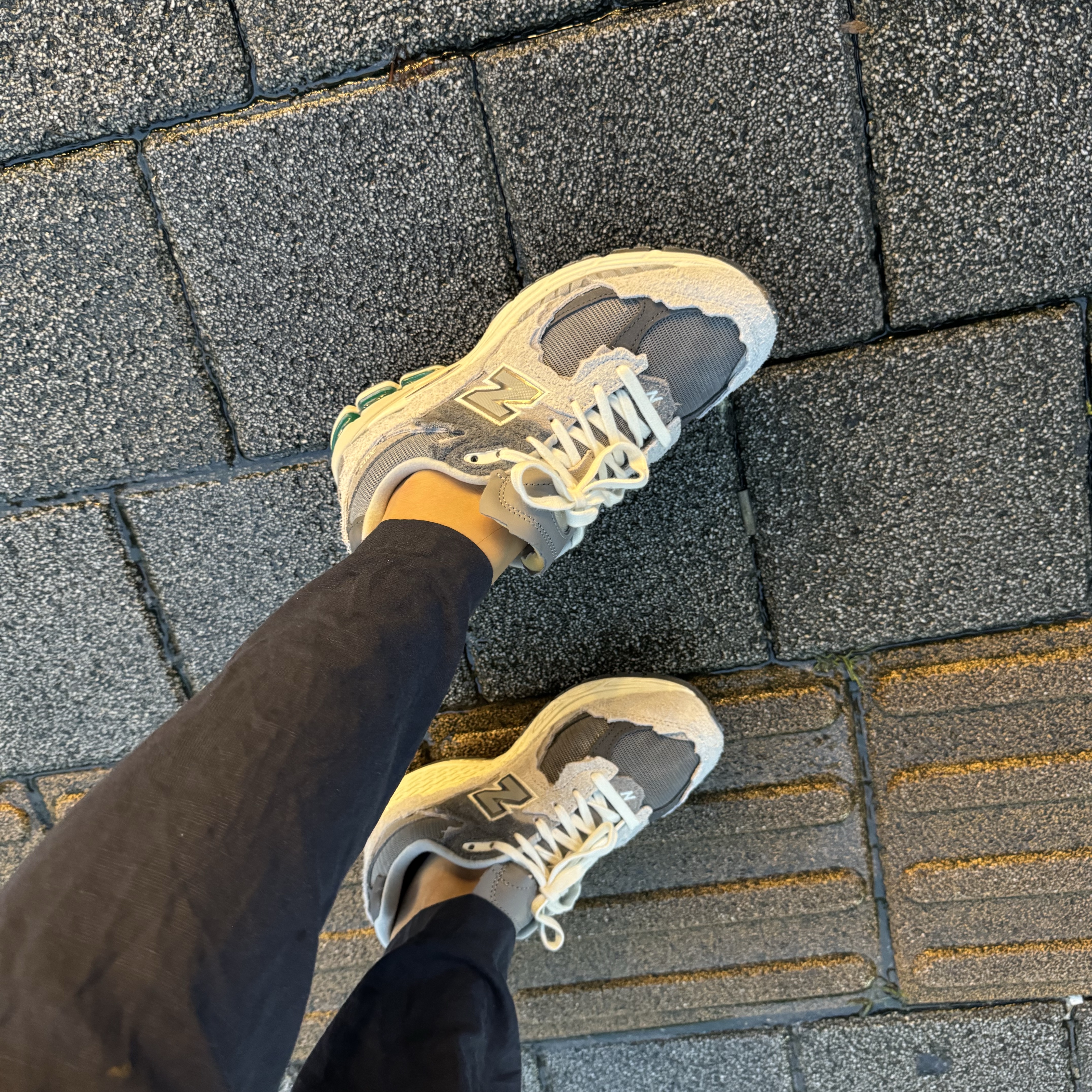 New Balance 2002R Protection Pack Rain Cloud 착용 스타일