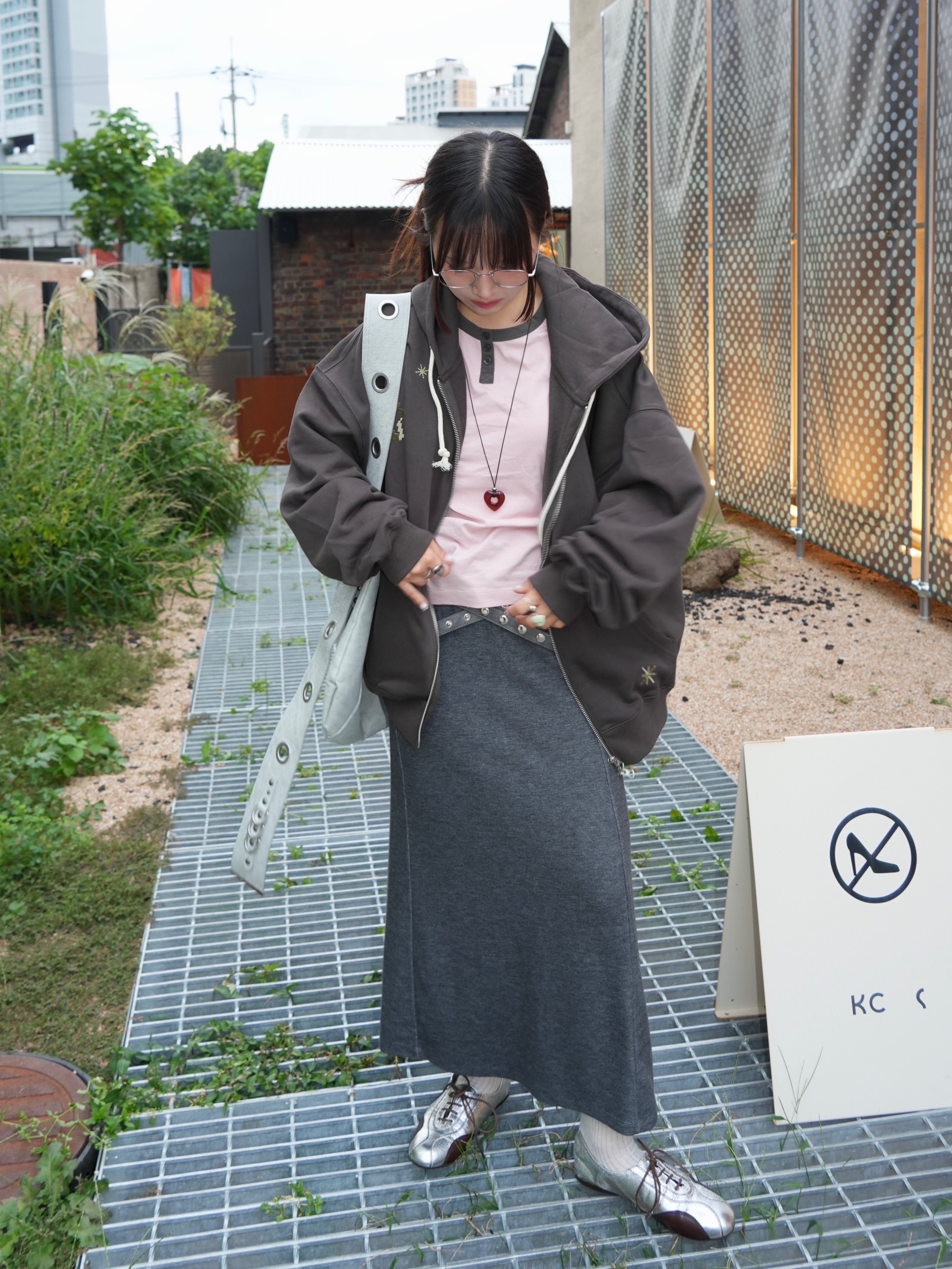 [KREAM 단독] Vacant Archive Bella Wide Strap Hobo Bag Dirty White 착용 스타일 - 2