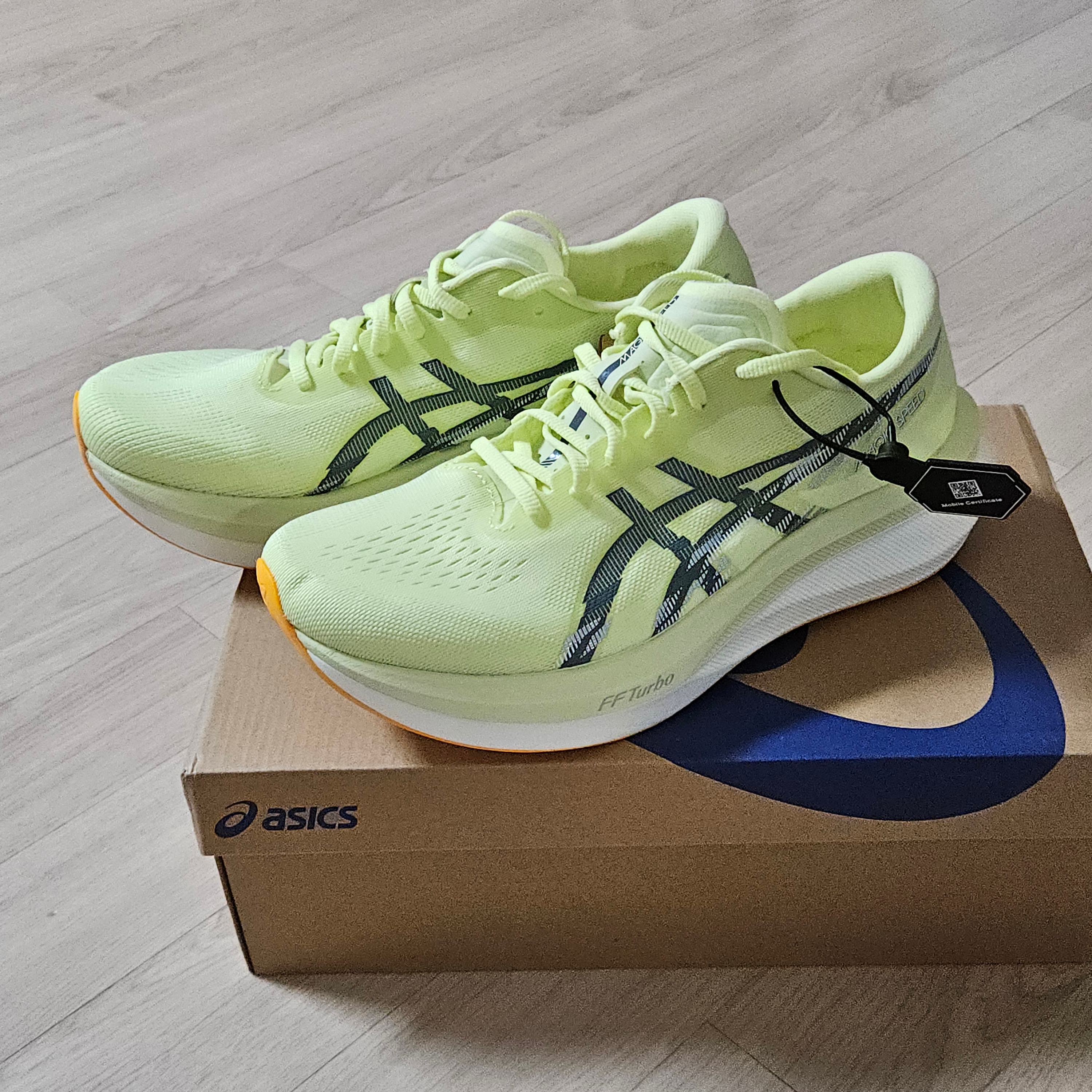 Asics Magic Speed 4 Huddle Yellow Metropolis 착용 스타일