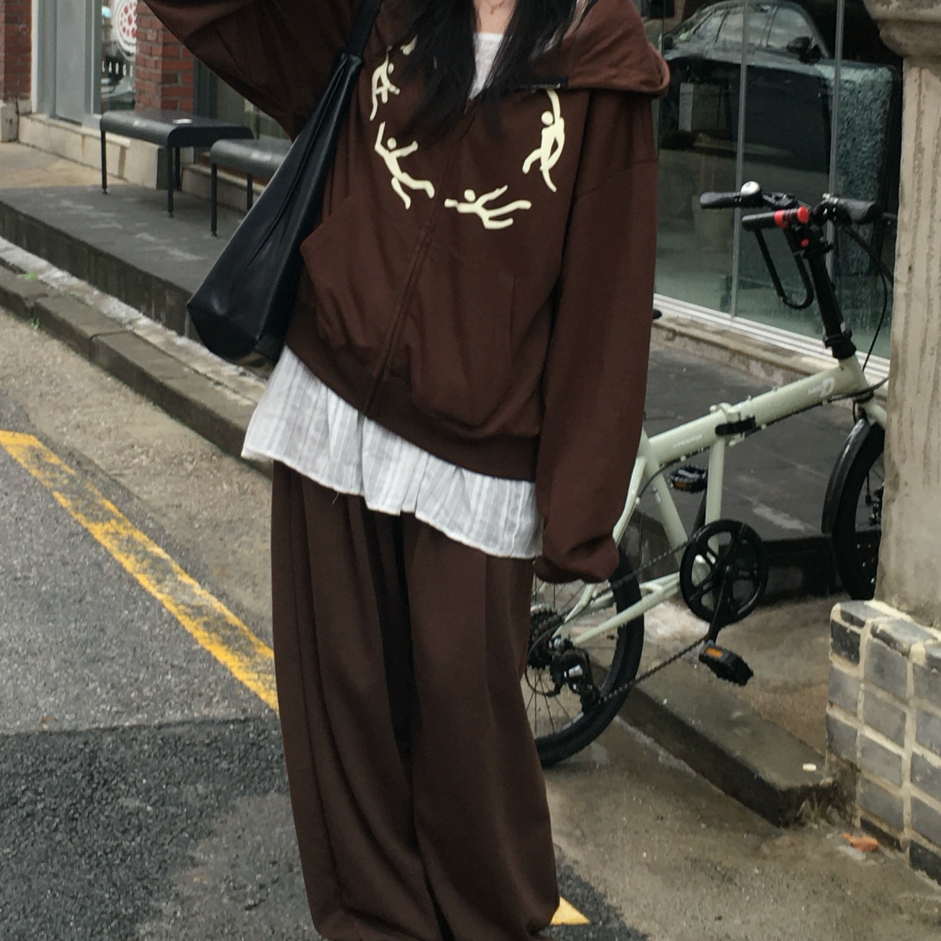 AMOU Dancing Circle Crop Hoodie Zip-Up Navy, AMOU Dancing Circle Crop Hoodie Zip-Up Brown 착용 스타일 - 4