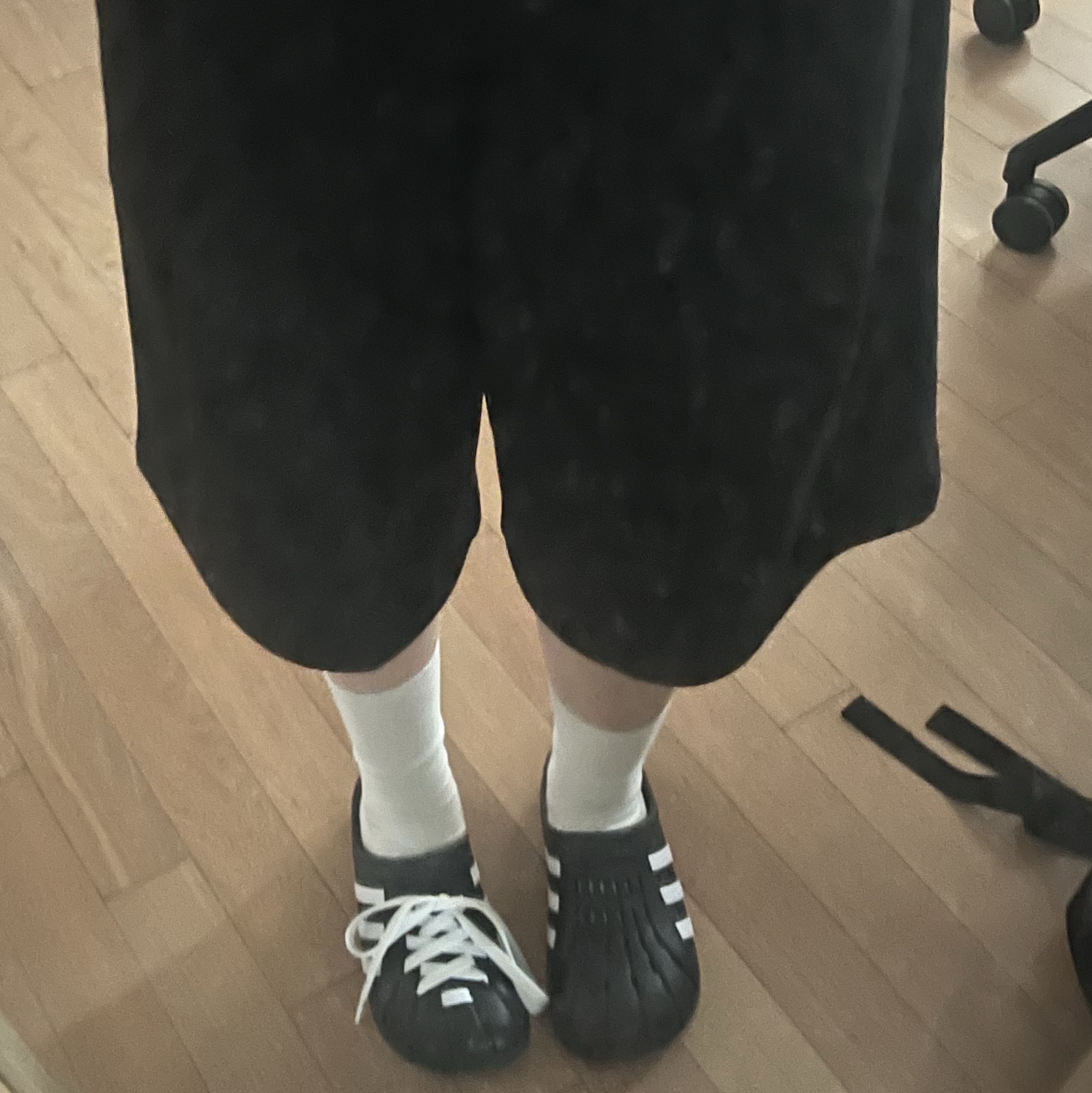 Adidas Adilette Clog Black White 착용 스타일