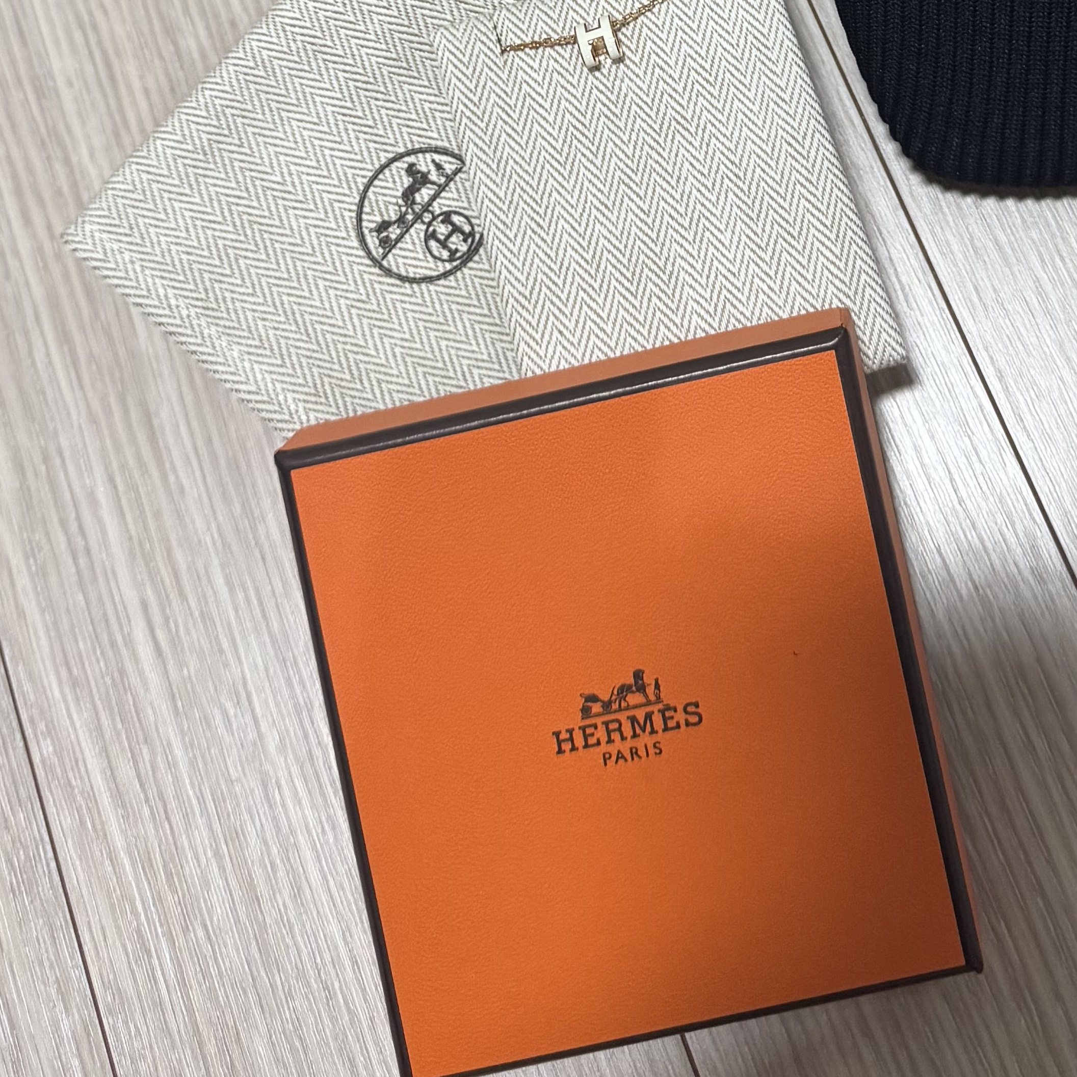 (W) Hermes Mini Pop H Pendant Rose Gold & Blanc 착용 스타일