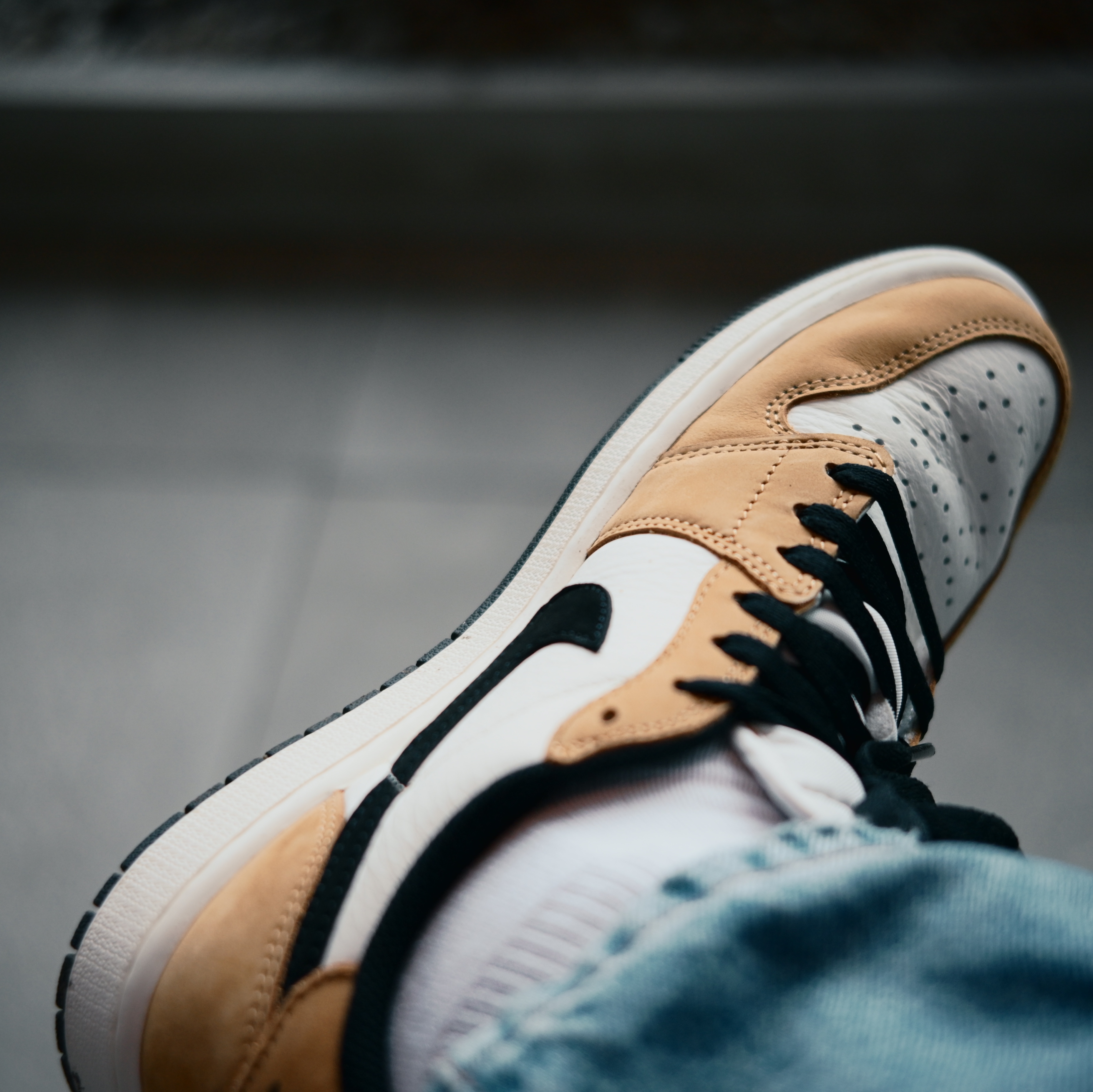 Jordan 1 Low OG Sail and Golden Harvest 착용 스타일 - 1