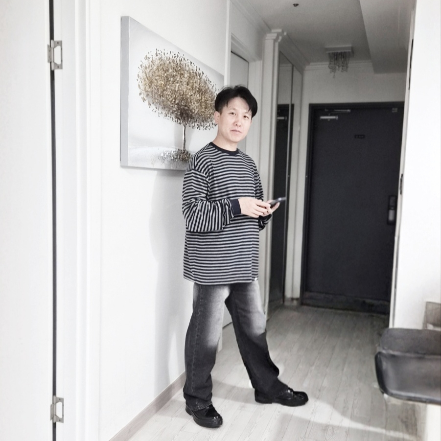 NOMANUAL NM Border Long Sleeve Tee Dark Navy 착용 스타일